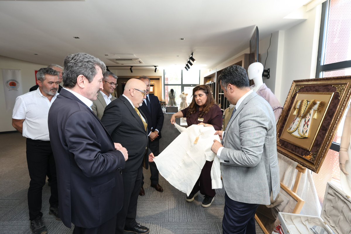 TCSamsunValilik's tweet photo. 📌Büyükşehir Belediye Başkanı Sayın @halitdoganbsk, Kültür ve Turizm Bakanlığı Sinema Genel Müdürü Sayın Birol Güven, Genel Müdür Yardımcısı Kemal Uysal, İl Kültür ve Turizm Müdürü Süleyman Demirtaş ve Büyükşehir Belediyesi Kültür ve Sosyal İşler Dairesi Başkanı Cihan Güller, Valimiz Sayın @orhantavli_’yı ziyaret etti.

📌Ziyaretin ardından👇

✅️Büyükşehir Belediyemiz tarafından 19 Mayıs ve İstiklal Şehri #Samsun’umuza İstiklal Madalyamızdan ilham alınarak kazandırılan İstiklal Meydanı,

✅️Samsun’umuzun tarihi, kültürel ve turistik değerlerinin tanıtımına önemli katkılar sağlayan Samsun Tanıtım Merkezi,

✅️İleri teknolojik altyapısı, yenilikçi yaklaşımı ve modern tasarımıyla her yaştan ziyaretçiye hitap edecek şekilde düzenlenen Uçan Sinema Projesi ‘Astorya’ gösteri merkezi gezildi.