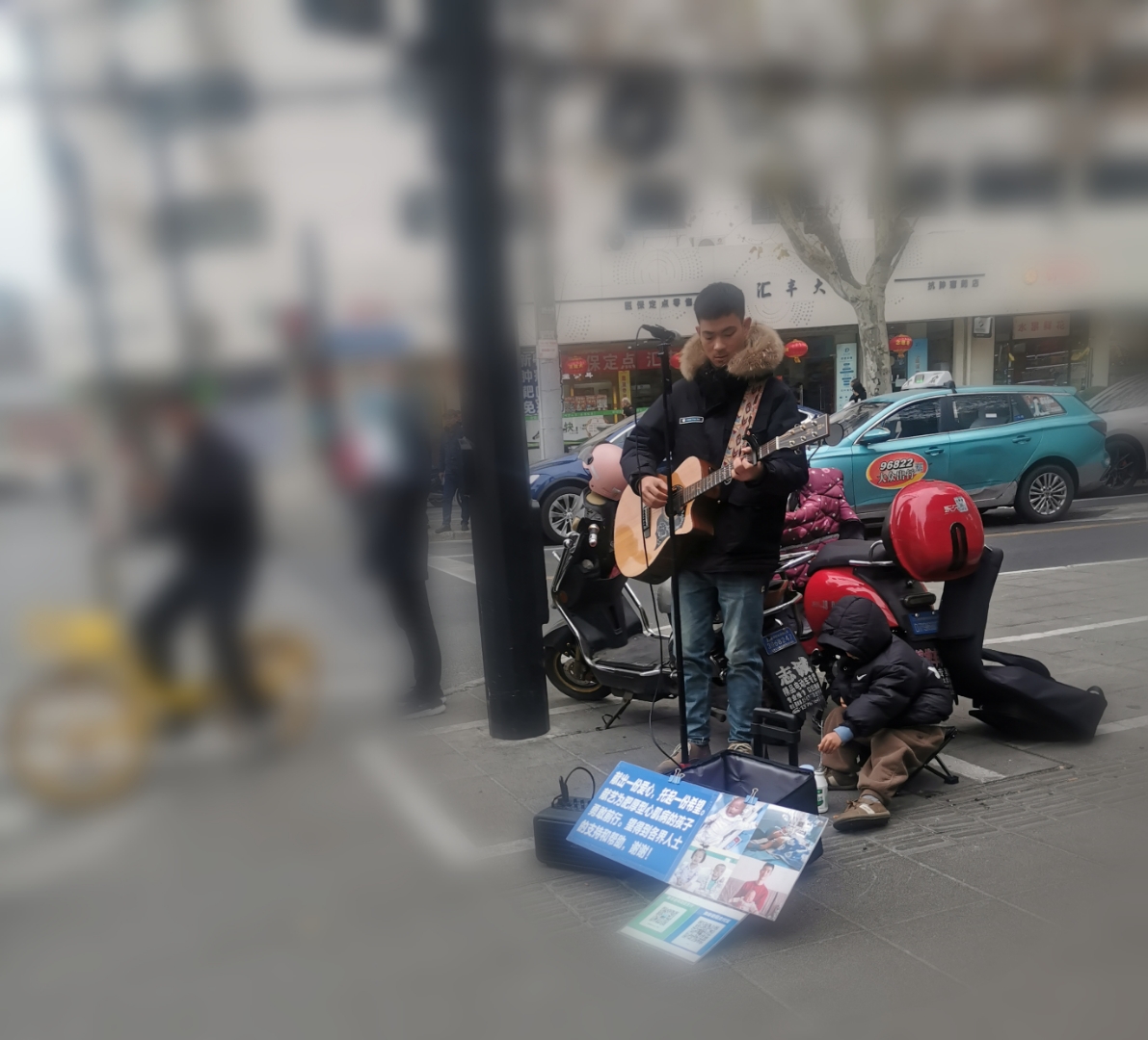 sache700607's tweet photo. Busking morning vibe in the city centre—acoustic guitar strums and passersby pausing for a quick listen. That’s the small magic of weekdays! https://t.co/KkE8yTYliX