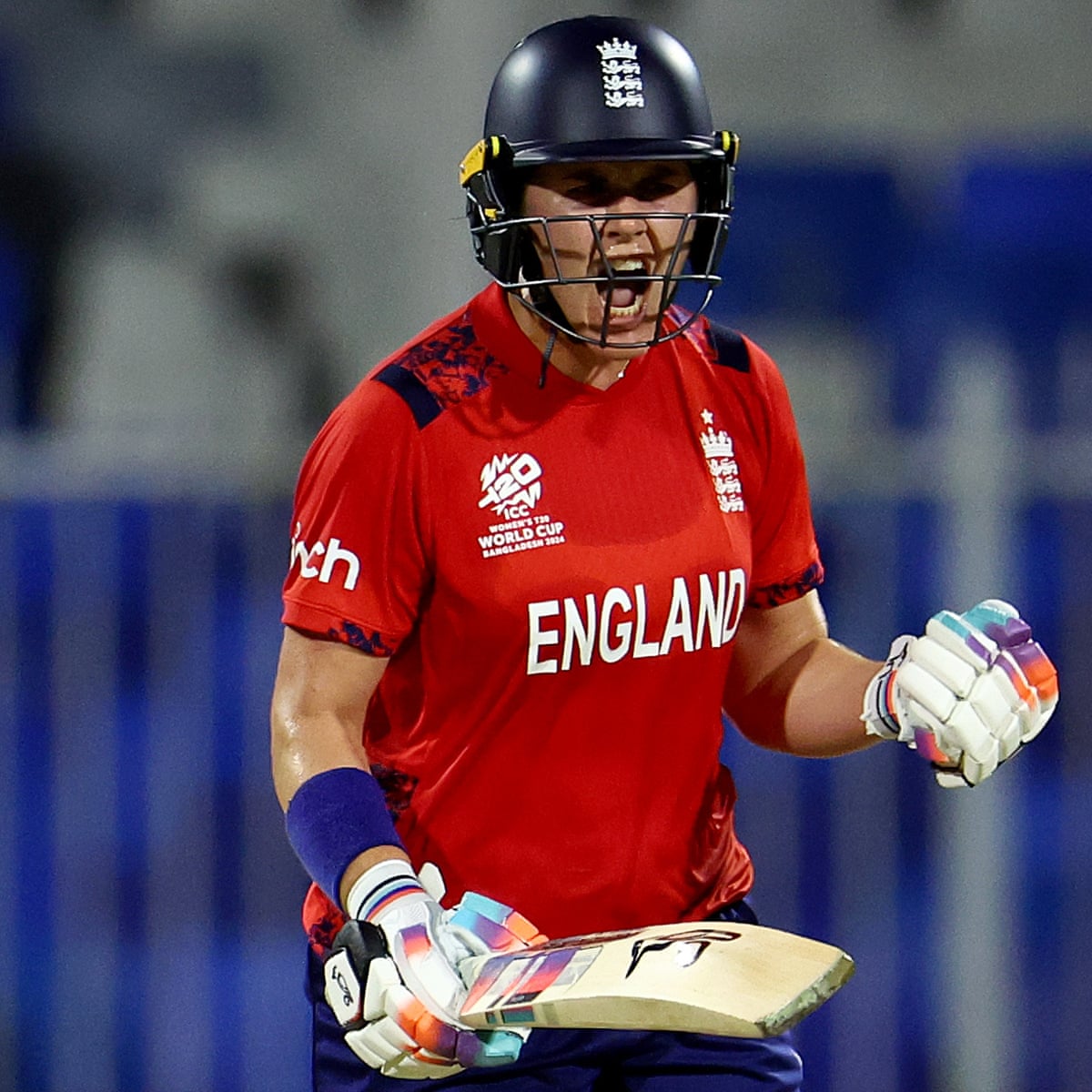 CricUniverse7's tweet photo. England 🏴󠁧󠁢󠁥󠁮󠁧󠁿 Skipper Nat Sciver-Brunt scored brilliant unbeaten 54*(37) runs.

England 🏴󠁧󠁢󠁥󠁮󠁧󠁿 scored 116/3 after 15.1

CRR. 7.64

#ENGWvSAW https://t.co/DupRW9xrcN
