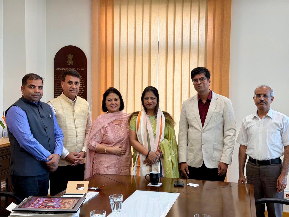 IndiainPoland's tweet photo. Ambassador Ms Neeta Bhushan was pleased to receive Prof. Sangeeta Shukla, Vice Chancellor of Chaudhary Charan Singh University, Meerut [India] who is visiting Poland along with her two university colleagues in the Embassy. They exchanged views on the long tradition of academic collaboration between 🇮🇳  and 🇵🇱. Ambassador appreciated their efforts aimed at exploring academic and research cooperation with the Polish universities.
#AcademicCollaboration