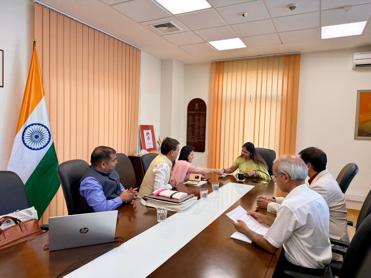 IndiainPoland's tweet photo. Ambassador Ms Neeta Bhushan was pleased to receive Prof. Sangeeta Shukla, Vice Chancellor of Chaudhary Charan Singh University, Meerut [India] who is visiting Poland along with her two university colleagues in the Embassy. They exchanged views on the long tradition of academic collaboration between 🇮🇳  and 🇵🇱. Ambassador appreciated their efforts aimed at exploring academic and research cooperation with the Polish universities.
#AcademicCollaboration