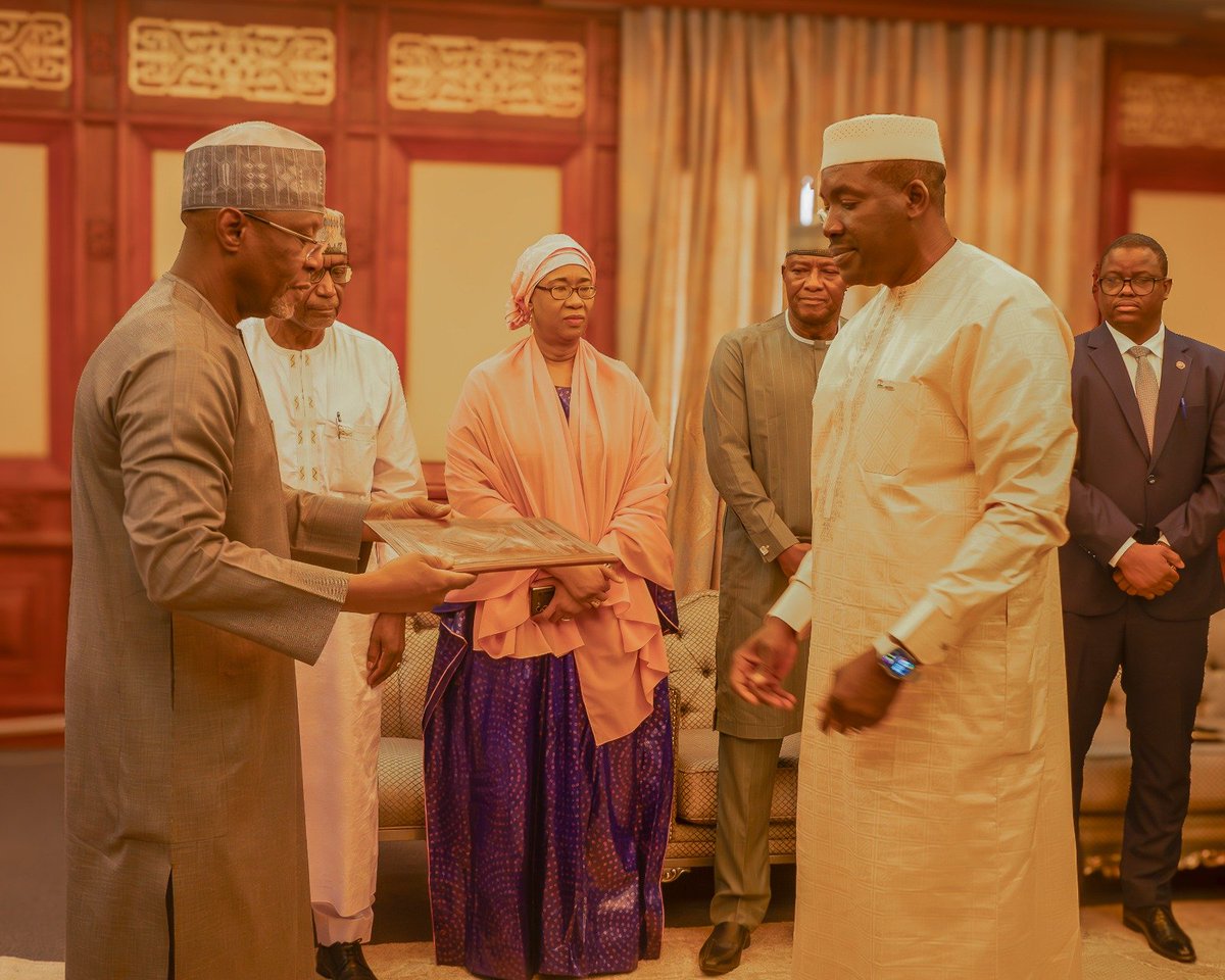 PnudNiger's tweet photo. 🇳🇪 Une nouvelle étape s'ouvre. En présentant aujourd'hui ses lettres de créance au Ministre des Affaires étrangères, notre Représentant résident @MamadouNdaw3 réaffirme l'engagement du PNUD aux côtés du Niger pour accélérer un développement porté par les priorités nationales. https://t.co/yxGGqvMeam