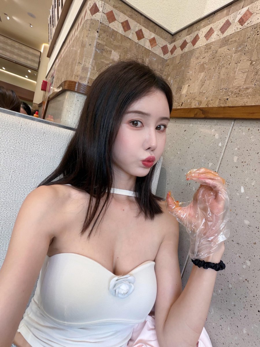 LBainvel's tweet photo. 家对面 还要排队2小时 终于吃到了 最爱榴莲~ https://t.co/wzUXwFoPM7