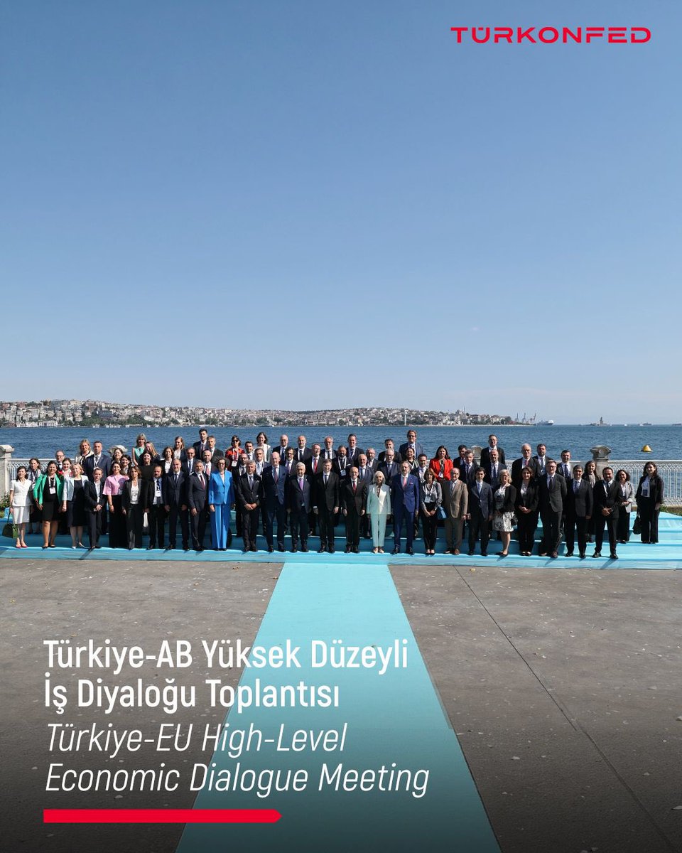 turkonfed's tweet photo. Maliye Bakanı Mehmet Şimşek’in davetiyle, Sayın Bakan ile Avrupa Komisyonu Ekonomi ve Verimlilik; Uygulama ve Sadeleştirmeden sorumlu Komiseri Valdis Dombrovskis’in eş başkanlığında gerçekleşen Türkiye-AB Yüksek Düzeyli İş Diyaloğu toplantısına katılım sağladık. TÜRKONFED Yönetim Kurulu Başkan Yardımcısı ve Yeşil Dönüşüm Komisyonu Başkanı Onur Ünlü’nün kurumumuzu temsil ettiği toplantıda,

Avrupa’nın yeniden sanayileşme arayışının meşru olduğunu ancak yeni rekabetçilik vizyonunun, AB ekonomisiyle derin entegrasyona sahip Türkiye sürece dahil edilmediği takdirde başarıya ulaşamayacağını bir kez daha vurguladık. 

- Türkiye'nin "Avrupa’da üretilmiştir" çerçevesinin içinde konumlandırılmasının önerilmesinin olumlu bir ilk adım olması ve karşılıklılık ilkesinin sağlanması ile birlikte sürecin aynı doğrultuda ilerlemesi,
- Sanayi Hızlandırma Yasası’na benzer şekilde, Temiz Sanayi Mutabakatı ve gelecek girişimlerin de AB'nin en yakın ekonomik ortaklarından Türkiye'yi kapsayan bir Avrupa tanımıyla hayata geçirilmesi,
- Enerji güvenliği, kritik hammaddeler, batarya teknolojileri ve yeşil sanayi altyapısı gibi alanlarda Türkiye’nin üretim ve lojistik kapasitesinden yararlanılması,
- AB-Türkiye Gümrük Birliği'nin modernizasyonu konusunda somut adım atılması,
- Savunma, bağlantısallık, dijital ekonomi, yapay zeka, siber güvenlik, e-ticaret, temiz enerji ve net sıfır teknolojileri gibi alanlarda ortaya çıkan yeni iş birliği ve yatırım fırsatlarının KOBİ’lerimizce değerlendirilebilmesi, ve
- Kısa vadede Türkiye’nin SEPA “Tek Euro Ödeme Alanı”na dahil olması ve yine Türkiye - AB arasında ücretsiz mobil dolaşım imkanı sağlayacak bir düzenlemenin hayata geçirilmesinin önemini dile getirdik.