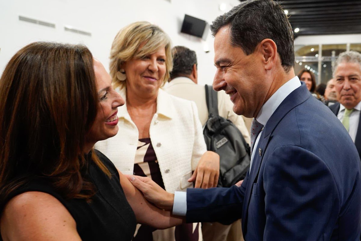 Rocio_DiazJ's tweet photo. #Andalucía seguirá avanzando con @JuanMa_Moreno. 

¡Enhorabuena, presidente! https://t.co/6YlbuiibR8