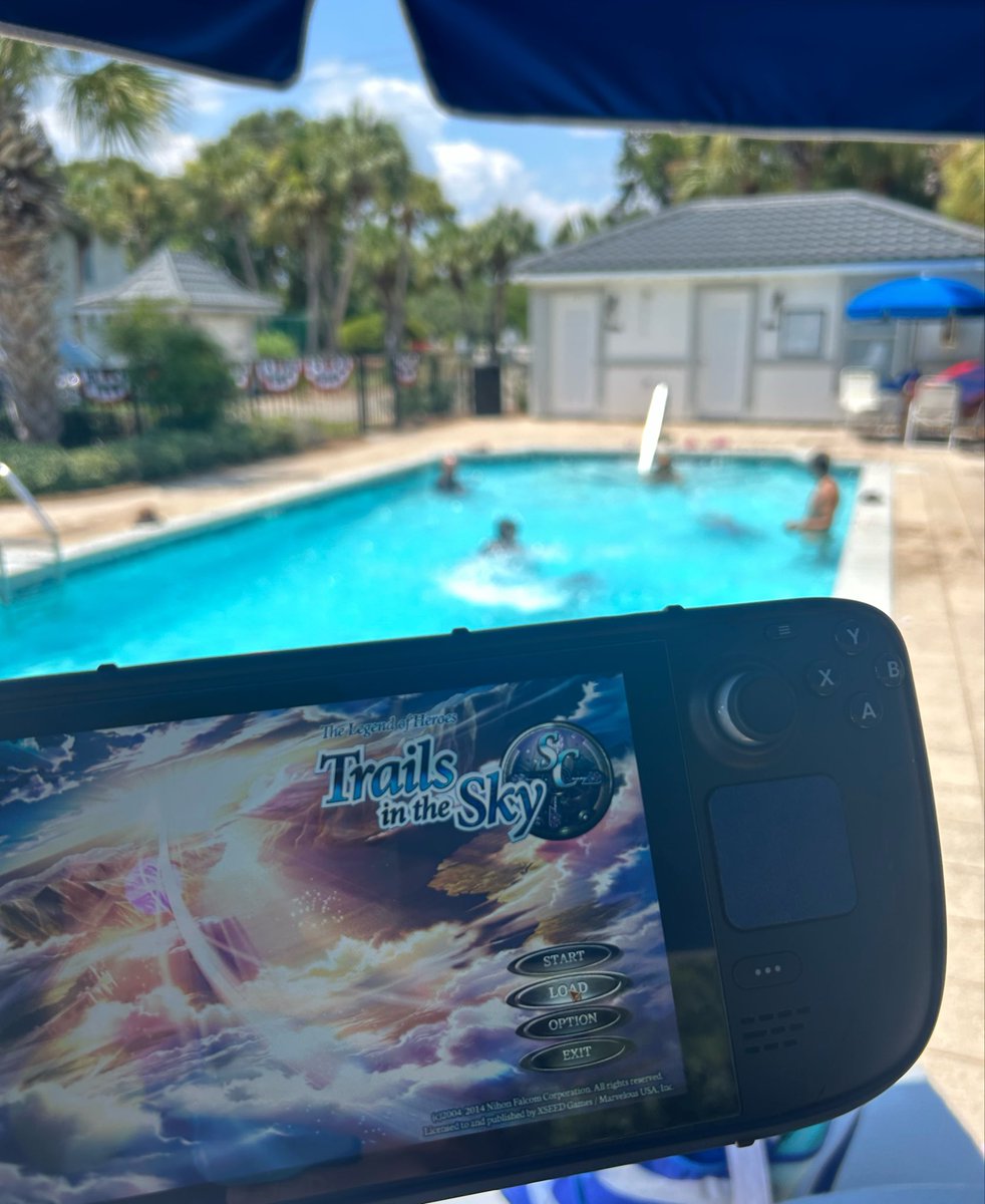 bhoop507's tweet photo. trails by the pool ☀️ happy Thursday! https://t.co/zUj7xupZhP