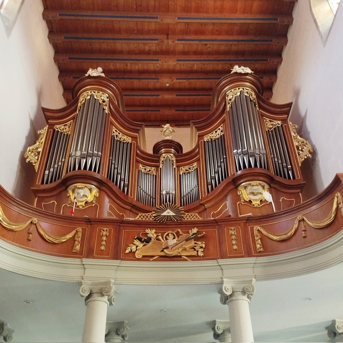 emilesecheret's tweet photo. Ce samedi 4 juillet à 18h15 :

Récital sur le somptueux orgue Grob-Ahrend de l'église paroissiale de Payerne.

Œuvres de Tunder, Böhm, Bach, Schumann, Brahms, Delplace et moi-même.

Un grand merci à Benoît Zimmermann pour son invitation.

À samedi !

#concert #orgue #recital https://t.co/tdgG49Q4FM