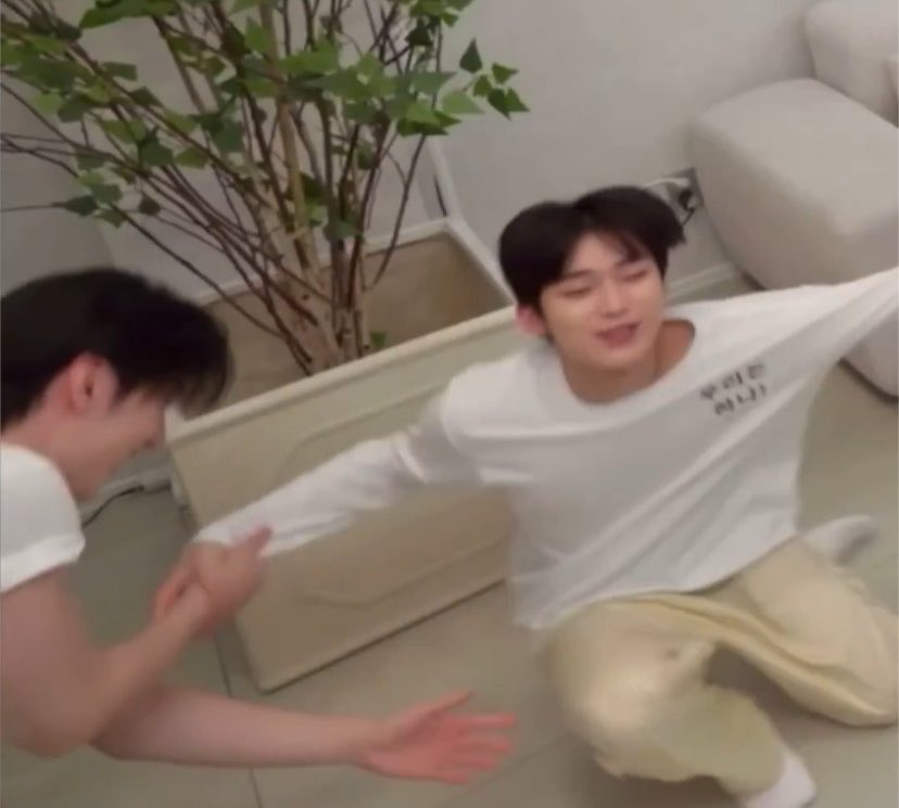 Sunnnytwinki's tweet photo. No, because even when Sunghoon is the reason he’s scared, he still holds onto him for safety.🥺 https://t.co/ChdtWiia3s