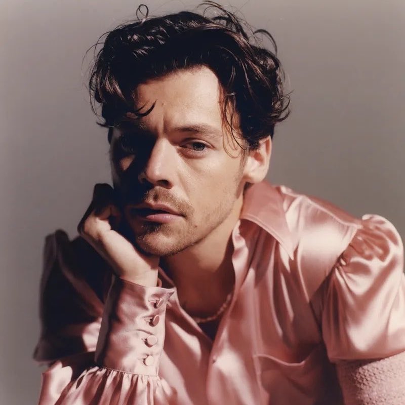 tracklist's tweet photo. 🚨 Harry Styles foi convidado para o casamento de Taylor Swift e Travis Kelce, segundo a Variety. 

O artista não comparecerá devido sua turnê. https://t.co/w3Rd2q2DDb