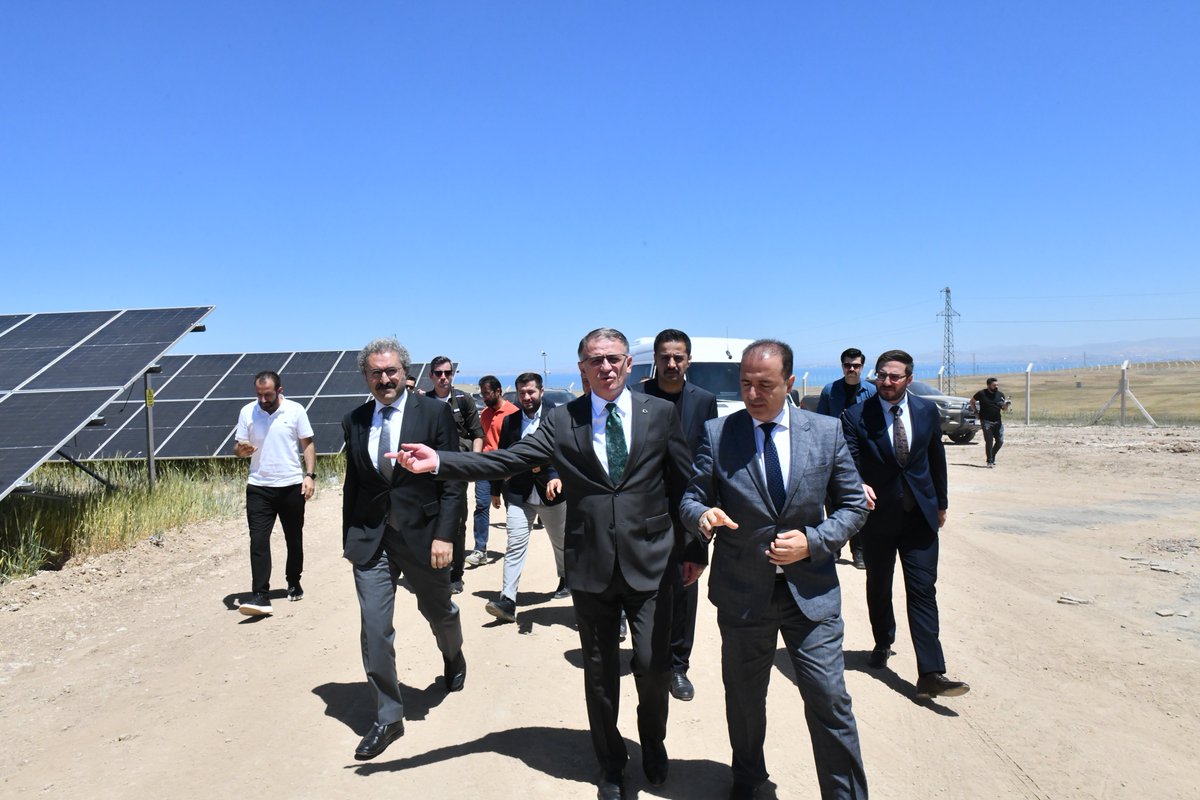 tcvanvaliligi's tweet photo. Ges Alanında İnceleme

Valimiz Sn. Ozan Balcı, Van Büyükşehir Belediyesi tarafından VASKİ’nin enerji ihtiyacını karşılamak amacıyla hayata geçirilen Güneş Enerji Santralinin (GES) alanında devam eden çalışmaları inceledi.

Yaklaşık 500 dönüm alan üzerine kurulacak olan GES’te, ilk etapta 38.5 megawatt (MW) enerji üretilecek. GES, ikinci etap çalışmalarıyla 68 megawatt enerji üretecek. 
Valimiz, “GES tam kapasiteyle çalıştığında yıllık 900 milyon TL tasarruf sağlayacak. Buda VASKİ’nin en büyük gider kalemlerinden biri olan elektrik maliyeti bu projeyle büyük ölçüde ortadan kaldıracak. GES yatırımı hepimizin geleceğine yapılan bir yatırımdır. Hayırlı, uğurlu olsun” dedi.

@valiozanbalci75