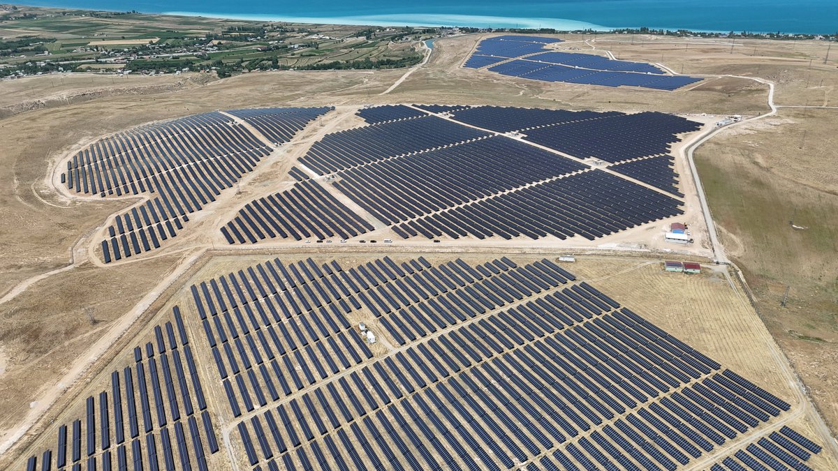 tcvanvaliligi's tweet photo. Ges Alanında İnceleme

Valimiz Sn. Ozan Balcı, Van Büyükşehir Belediyesi tarafından VASKİ’nin enerji ihtiyacını karşılamak amacıyla hayata geçirilen Güneş Enerji Santralinin (GES) alanında devam eden çalışmaları inceledi.

Yaklaşık 500 dönüm alan üzerine kurulacak olan GES’te, ilk etapta 38.5 megawatt (MW) enerji üretilecek. GES, ikinci etap çalışmalarıyla 68 megawatt enerji üretecek. 
Valimiz, “GES tam kapasiteyle çalıştığında yıllık 900 milyon TL tasarruf sağlayacak. Buda VASKİ’nin en büyük gider kalemlerinden biri olan elektrik maliyeti bu projeyle büyük ölçüde ortadan kaldıracak. GES yatırımı hepimizin geleceğine yapılan bir yatırımdır. Hayırlı, uğurlu olsun” dedi.

@valiozanbalci75