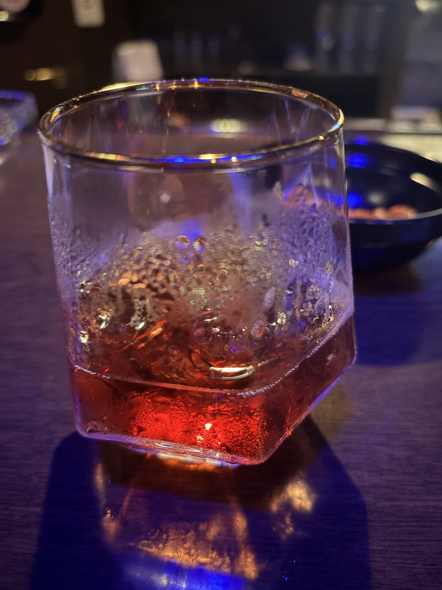 rokupy's tweet photo. 久しぶりに友達のお店で飲んでる😁仕事終わって終電付近に電車で岡山まで出てそこから始発までおる予定(笑)今日はお客さんも多い😊柿ピーをあてに飲んでる🍺柿ピー美味し😆色んなバンドの話聞けて楽しい😁GLAYのライブ行けて二次会まで参加とか羨ましい✨ https://t.co/j7sIsm2gru