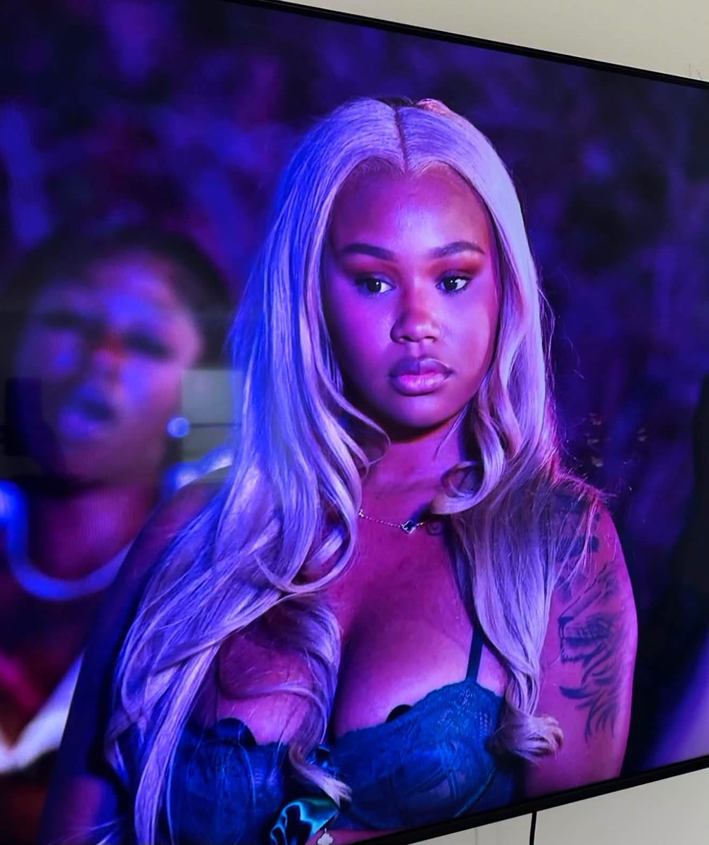 juliethardt's tweet photo. That face card is something SERIOUS 😍😍 https://t.co/UzXkFVOsxJ