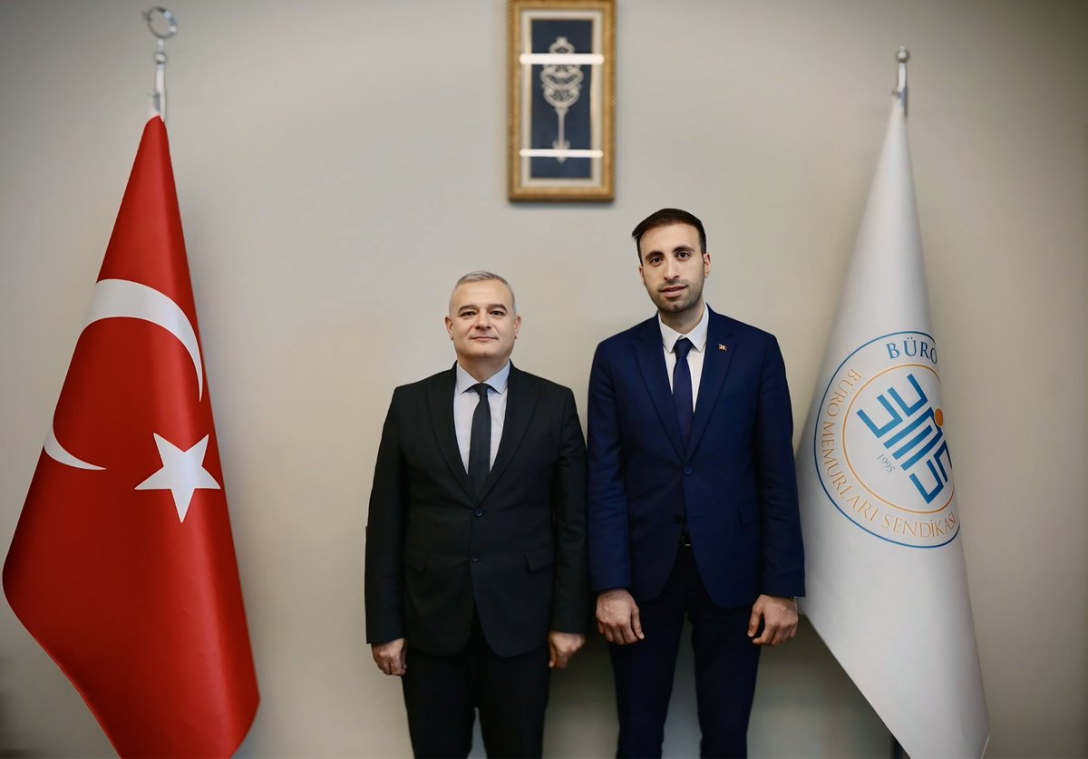 yguder2013's tweet photo. Başkanımız Hasan SAKA ve yönetim kurulu üyelerimiz Selman ÖZDEMİR, Emel ÖNDAĞ ve Murat ÇELİKSOY tarafından Büro Memur-Sen Genel Başkan Yardımcısı Sayın Mahmut ERGEN’e nezaket ziyareti gerçekleştirilmiştir.

Gerçekleştirilen görüşmede, mesleki sorunlarımız ve çözüm önerilerimiz üzerine kapsamlı bir fikir alışverişinde bulunulmuştur. Mesleğimizin gelişimine katkı sağlayacak ortak çalışmaların hayata geçirilmesi, kurumsal iş birliğinin güçlendirilmesi ve meslek mensuplarımızın hak ve menfaatlerinin  ileri seviyelere taşınması hususunda karşılıklı iyi niyet ve iş birliği temennileri dile getirilmiştir.

Nazik kabulleri ve misafirperverlikleri dolayısıyla Sayın Mahmut ERGEN’e  teşekkür ederiz.

@BuroMemurSen_ @yguder2013