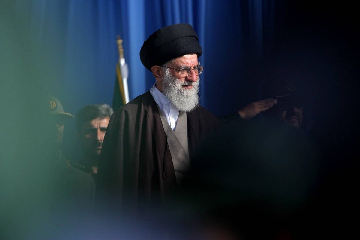 BeNameIraan's tweet photo. اشک می‌آمد به استقبال ما وقت وداع
سخت می‌لرزید در چشمان ما تصویر او

#وداع_علویان 
#باید_برخاست https://t.co/MVRQMP3asO