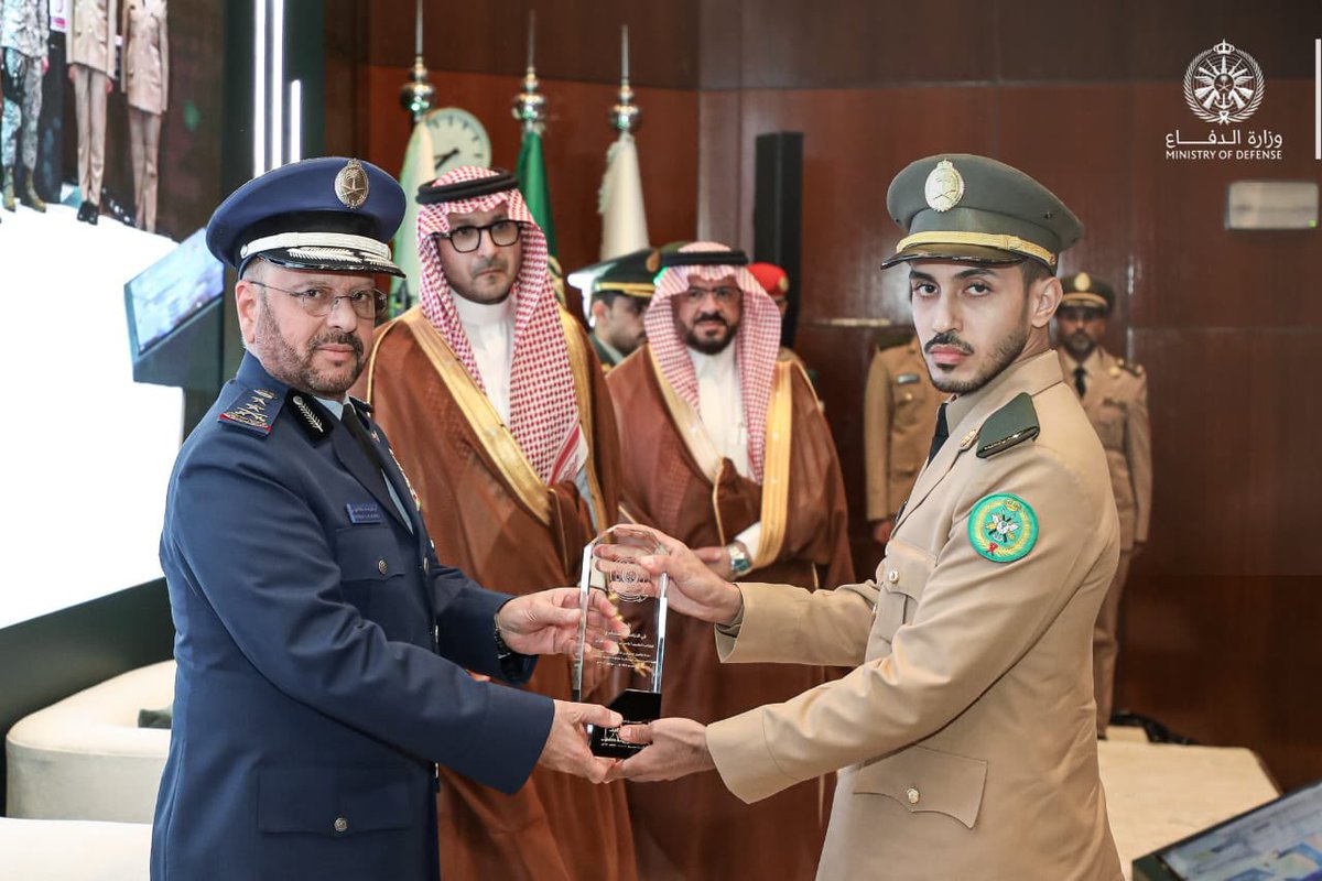 yasserr2013's tweet photo. بفضل الله ، تخرجت من الدورة العسكرية، وتشرفت بتكريمي من معالي رئيس هيئة الأركان العامة الفريق الأول الركن فياض بن حامد الرويلي، بعد حصولي على المركز الأول في الدورة والمركز الأول في الانضباط العسكري ،أسأل الله أن يبارك هذا الإنجاز، وأن يجعله عونًا لي على خدمة ديني ثم مليكي ووطني. https://t.co/j2SuIXviTo