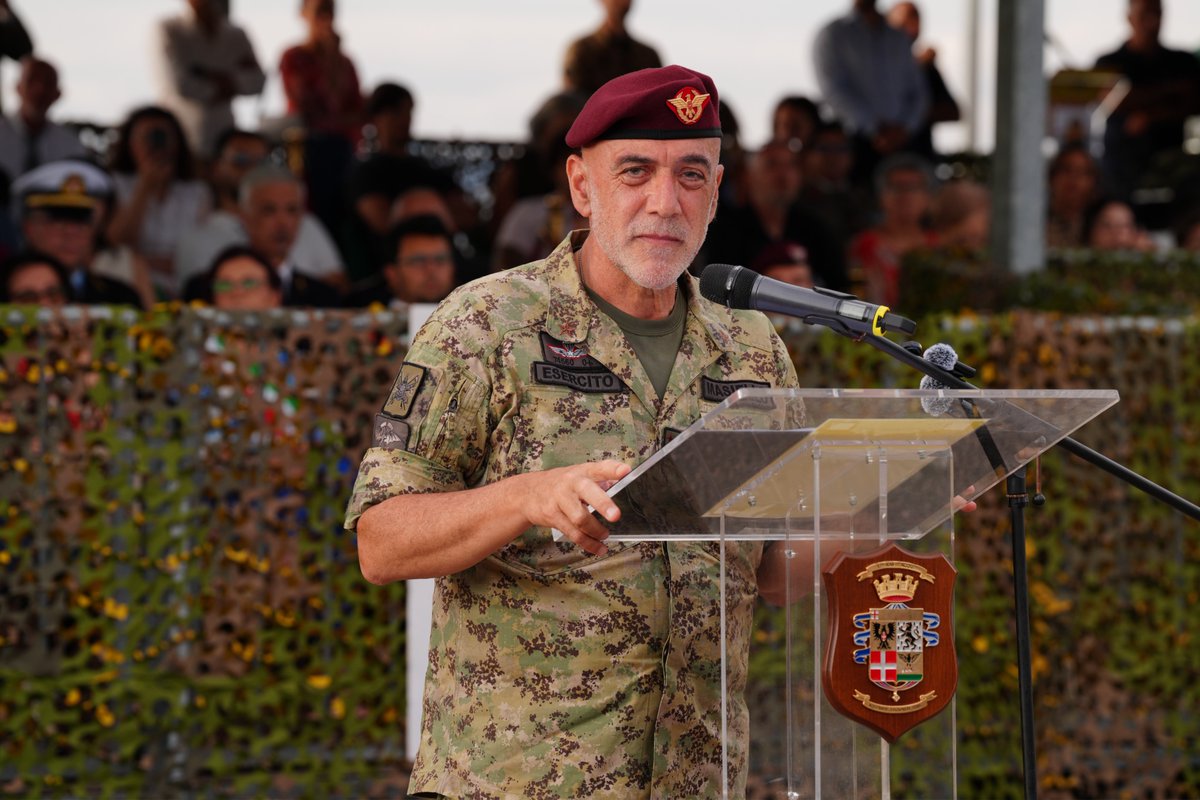 Esercito's tweet photo. Il Capo di SM dell’Esercito Italiano, Gen. C.A. Carmine #Masiello, a Capua per il giuramento dei #Volontari in Ferma Iniziale (#VFI) del 1° Blocco 2026 del 17° RAV "Acqui": “Indossare l'uniforme è una scelta difficile, non è una strada comoda, non si diventa ricchi, ma soprattutto è una strada che non ammette scorciatoie: è una strada fatta di duro lavoro e di #addestramento. Fare il #Soldato significa assumersi le responsabilità verso il #giuramento prestato, onorare la fiducia che la #Nazione ripone in noi e vivere l'orgoglio di servire e portare il #Tricolore sul braccio. Il Soldato sa che il rispetto non si pretende, ma si conquista ogni giorno con la #coerenza, con l'#esempio e con l'#integrità. La nostra è una #missione giurata con il cuore, custodita nell'anima e onorata per tutta la vita.”