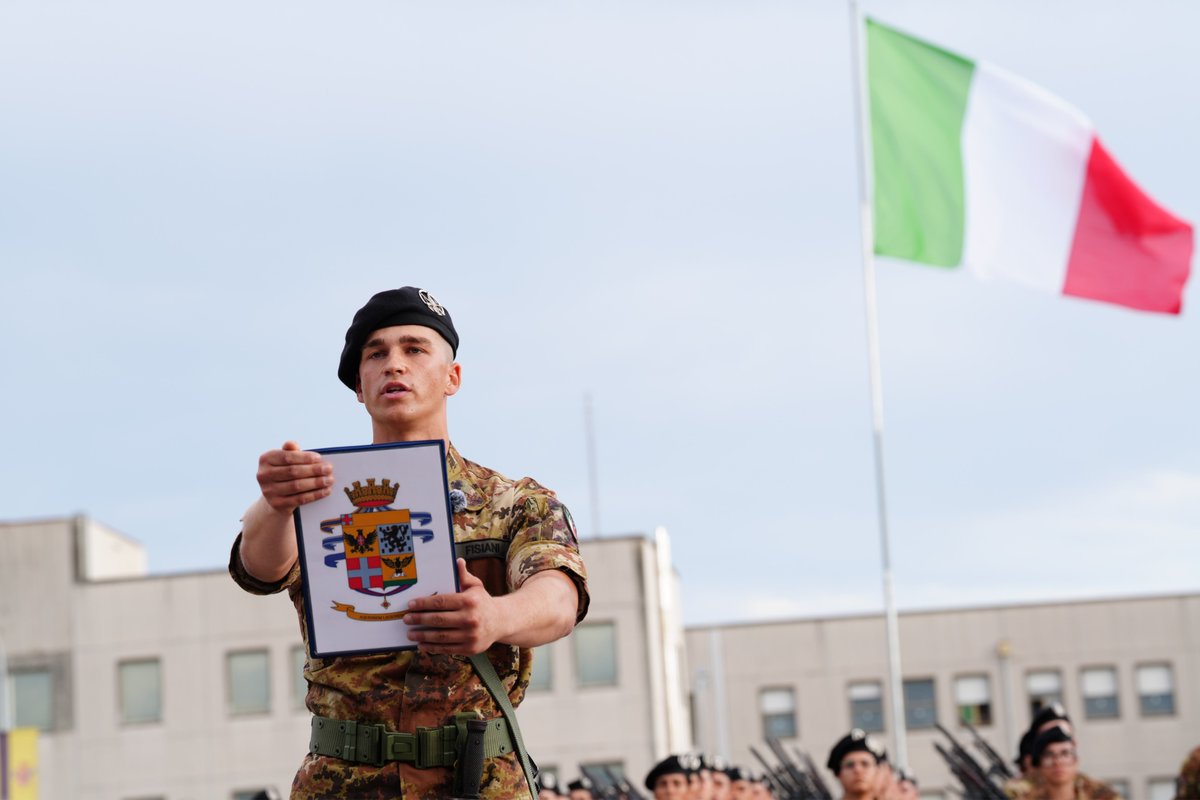 Esercito's tweet photo. Il Capo di SM dell’Esercito Italiano, Gen. C.A. Carmine #Masiello, a Capua per il giuramento dei #Volontari in Ferma Iniziale (#VFI) del 1° Blocco 2026 del 17° RAV "Acqui": “Indossare l'uniforme è una scelta difficile, non è una strada comoda, non si diventa ricchi, ma soprattutto è una strada che non ammette scorciatoie: è una strada fatta di duro lavoro e di #addestramento. Fare il #Soldato significa assumersi le responsabilità verso il #giuramento prestato, onorare la fiducia che la #Nazione ripone in noi e vivere l'orgoglio di servire e portare il #Tricolore sul braccio. Il Soldato sa che il rispetto non si pretende, ma si conquista ogni giorno con la #coerenza, con l'#esempio e con l'#integrità. La nostra è una #missione giurata con il cuore, custodita nell'anima e onorata per tutta la vita.”