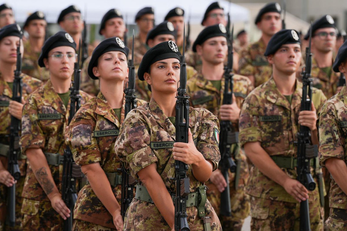 Esercito's tweet photo. Il Capo di SM dell’Esercito Italiano, Gen. C.A. Carmine #Masiello, a Capua per il giuramento dei #Volontari in Ferma Iniziale (#VFI) del 1° Blocco 2026 del 17° RAV "Acqui": “Indossare l'uniforme è una scelta difficile, non è una strada comoda, non si diventa ricchi, ma soprattutto è una strada che non ammette scorciatoie: è una strada fatta di duro lavoro e di #addestramento. Fare il #Soldato significa assumersi le responsabilità verso il #giuramento prestato, onorare la fiducia che la #Nazione ripone in noi e vivere l'orgoglio di servire e portare il #Tricolore sul braccio. Il Soldato sa che il rispetto non si pretende, ma si conquista ogni giorno con la #coerenza, con l'#esempio e con l'#integrità. La nostra è una #missione giurata con il cuore, custodita nell'anima e onorata per tutta la vita.”