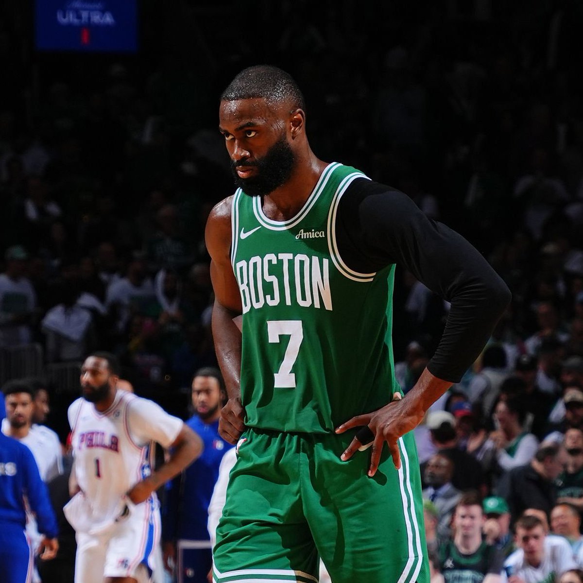 Basket_Infos's tweet photo. Jaylen Brown vient de poster un message d’adieu à Boston.

“Avant toute chose, merci au Très-Haut, même au cœur de l’adversité. Je suis ici avec gratitude.

Je suis encore en train de digérer la façon dont tout ça s’est déroulé. Je suis à la fois enthousiaste et déçu. J’ai gagné le respect de cette ville. Je n’ai jamais demandé de raccourci ni de traitement de faveur. Je me suis simplement présenté chaque jour, j’ai baissé la tête et j’ai accepté chaque défi.

Les relations que j’ai construites ici, les batailles qu’on a menées ensemble, le titre qu’on a ramené à cette ville et le lien que j’ai partagé avec les fans, tout ça, je l’emporterai avec moi.

Dire au revoir n’est jamais facile quand on a mis tout son cœur dans quelque chose.

J’accorde énormément d’importance au respect, et les actes parlent plus fort que les mots. Aux habitants de Boston, merci. À la communauté que j’ai construite ici, je vous aime. Et aux shiftaz, on est liés à vie.

Un chapitre se referme, un autre commence.

Je suis impatient de voir ce qui m’attend et reconnaissant pour l’opportunité de rejoindre Philadelphia. Chaque ville a sa propre identité, sa propre passion et ses propres attentes. Je respecte ça, et j’ai hâte de gagner ce respect de la seule manière que je connaisse : par le travail.

Philly, #ThrowTheBallUp, let’s get it !”