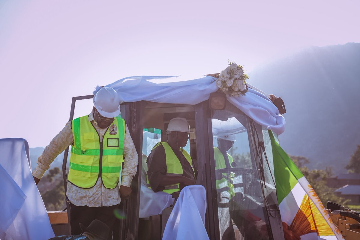 nentawe1's tweet photo. I represented President Bola Ahmed Tinubu (GCFR) earlier today at the Flag-Off of the Rehabilitation of the Babban Lamba–Sharam Phase II Road in Kanke Local Government Area of Plateau State. The mammoth crowd that gathered at the venue to welcome the President to my village was simply unprecedented.

This important road project is more than infrastructure; it is a strategic investment that will connect communities, stimulate businesses, shorten travel distance by over 100 kilometres, create jobs, and improve the security of the corridor through the deployment of modern technology, street lighting, and police stations.

I conveyed the President's unwavering commitment to the development of the North Central, a region that currently hosts 61 federal road projects under this administration. The four major legacy infrastructure projects of President Tinubu are deliberately designed to connect all six geopolitical zones, ensuring inclusive national development.

I also acknowledged our revered traditional ruler, appreciated the contractor, and urged the company to deliver the project on schedule while giving priority to employing members of the host communities. This project is especially historic, as it serves the birthplace of General Yakubu Gowon and will stand as a lasting legacy for generations.

My sincere appreciation goes to the wonderful people of my community for the warm, colourful, and overwhelming reception accorded to President Bola Ahmed Tinubu. Together, we are building a stronger, more connected, and more prosperous Nigeria.