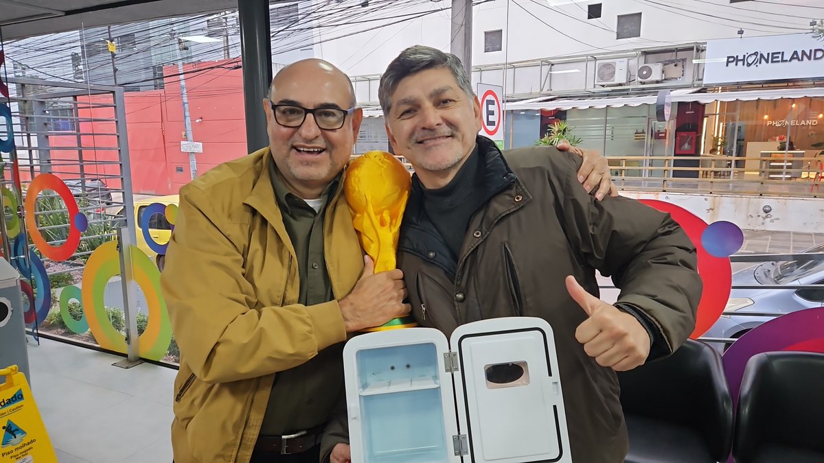 victoraulb's tweet photo. Con Denis Cañiza (mundialista) + Menchi + Oscar y Fito confiamos en la Albirroja ante Francia p/el 4/7.

Aunque según el Banco Central del Paraguay nos informe y el FMI nos advierta que "la heladera sigue vacía": el saldo de tarjetas salta 50 % en 12 meses. La gente come fiado. https://t.co/L3IgR1wK5O
