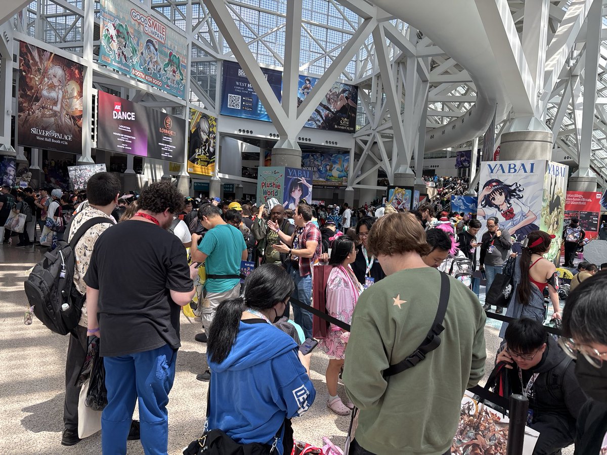 Starryskies655's tweet photo. Nikke booth so packed https://t.co/qP83MPGSG3
