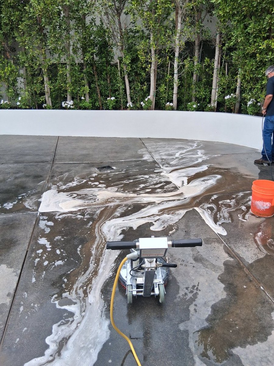 BSkergio's tweet photo. They don't care that you just got nominated for BoTN they want you to wash this driveway #youngmanaintgotnothininthwworldthesedays https://t.co/BJ1H80DO70