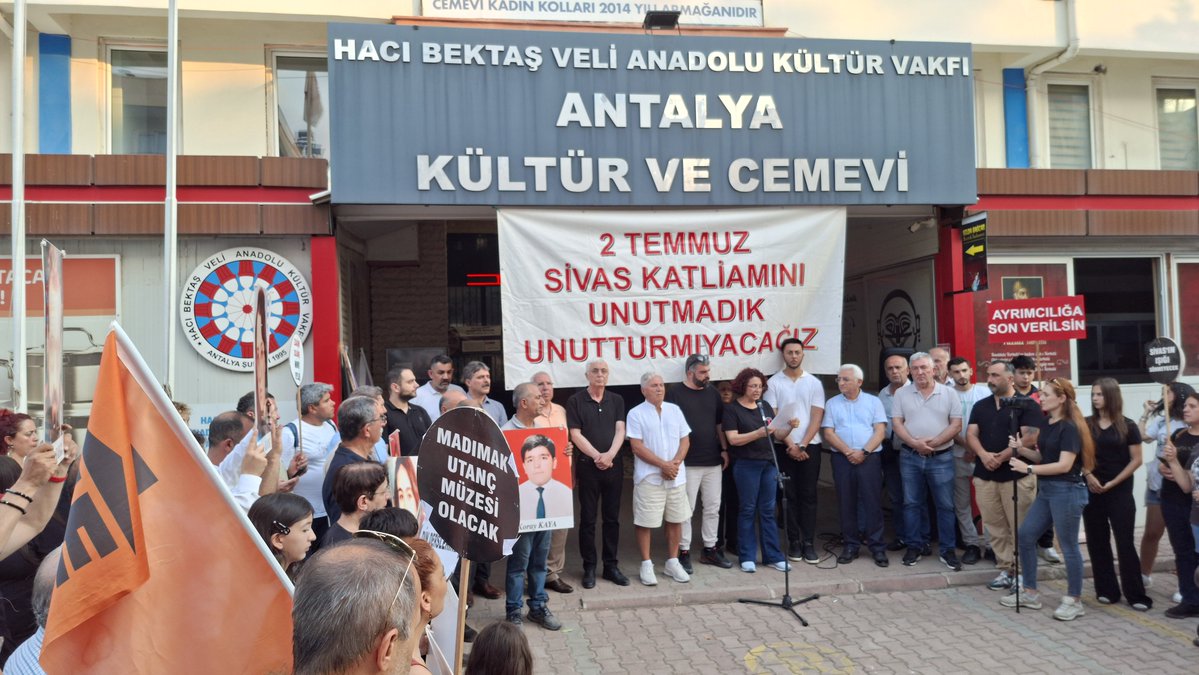 AHalkevi07's tweet photo. Sivas katliamının 33. Yılında 33 canımızı andık. Sivas'ın ışığı sönmeyecek. #unutMADIMAKlımda https://t.co/NLkghPVL9B