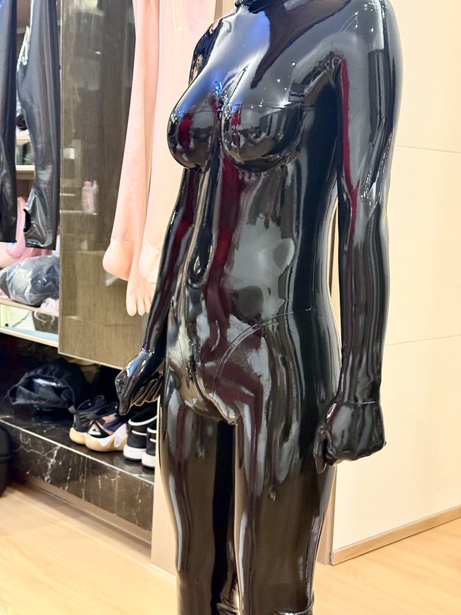 momotyOMO's tweet photo. 亮亮的胶…🥰明显的肚脐眼…🥵
📸：@_Xiaohuli_ 
#latex https://t.co/g5UrRnr2g2