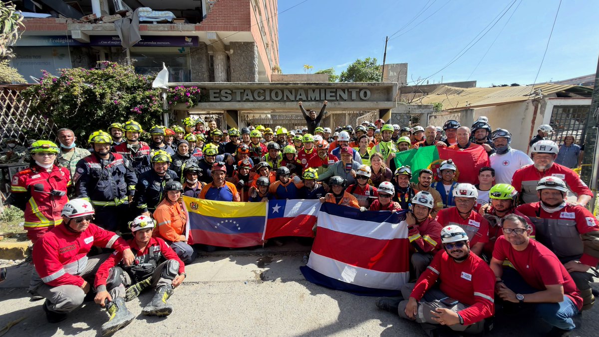 FOFORO99's tweet photo. MI MAS PROFUNDO AGRADECIMIENTO A TODOS ESTOS #HeroesSinCapa QUE SE ESFORZARON Y CUMPLIERON SU PROMESA DE SACAR VIVO A #HERNAN
SON UNA MUESTRA DE ESPERANZA EN LA HUMANIDAD.
GRACIAS SU GRAN LABOR.
ESPECIALMENTE A LA @CruzRoja_MX
GRAAAAAAANDES TODOS.
💪🏾👊🏽 https://t.co/SHr2lxiKOI