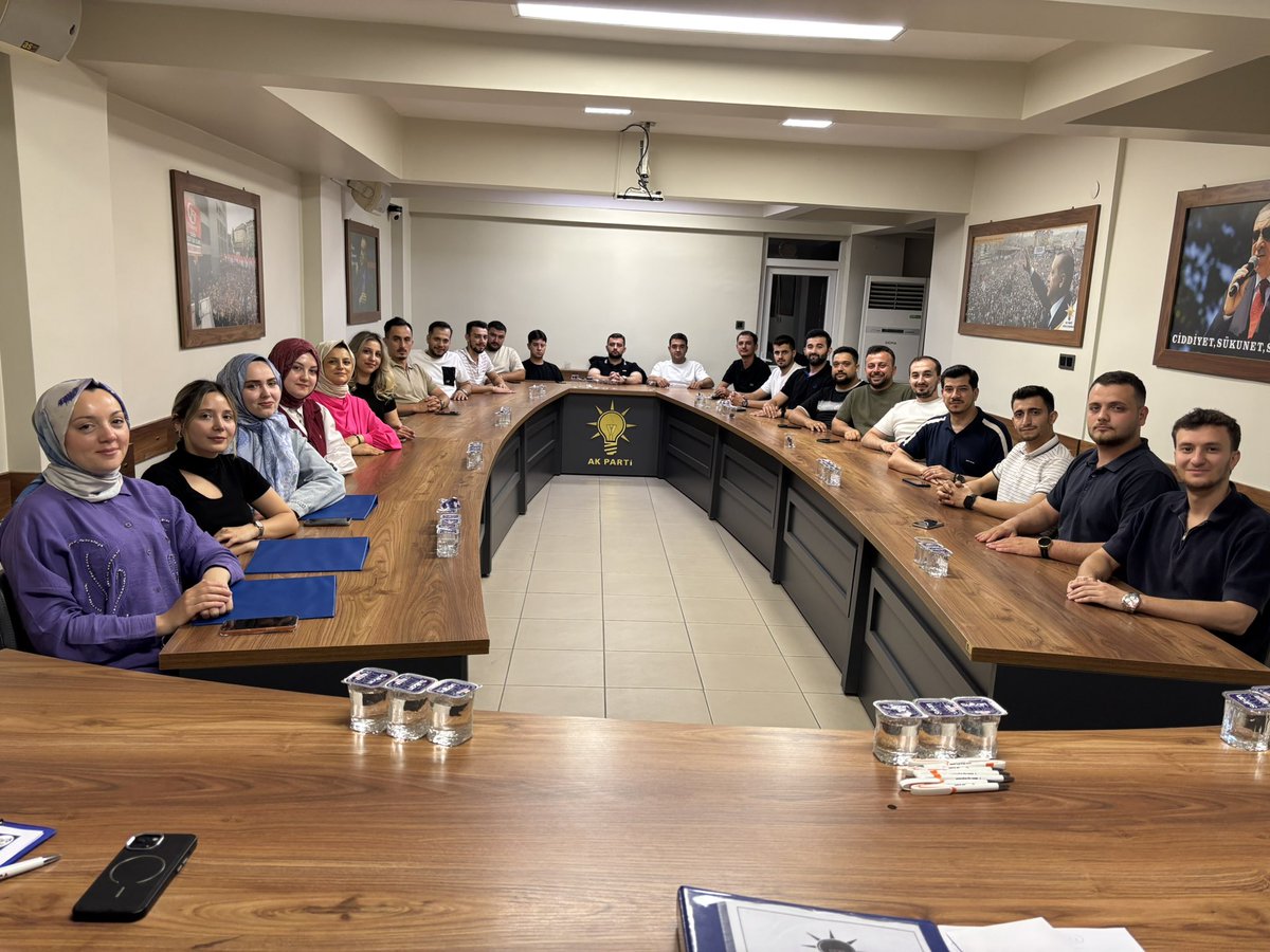 inegolakgenc's tweet photo. AK Parti İnegöl Gençlik Kolları Yönetim Kurulu Toplantımızı, Gençlik Kolları Başkanımız Sn. Sadık Ünalan Başkanlığında gerçekleştirdik. 

Toplantıda aldığımız kararların İNEGÖL gençliğimize hayırlar getirmesini temenni ediyoruz. https://t.co/B1eFWc5Ipe