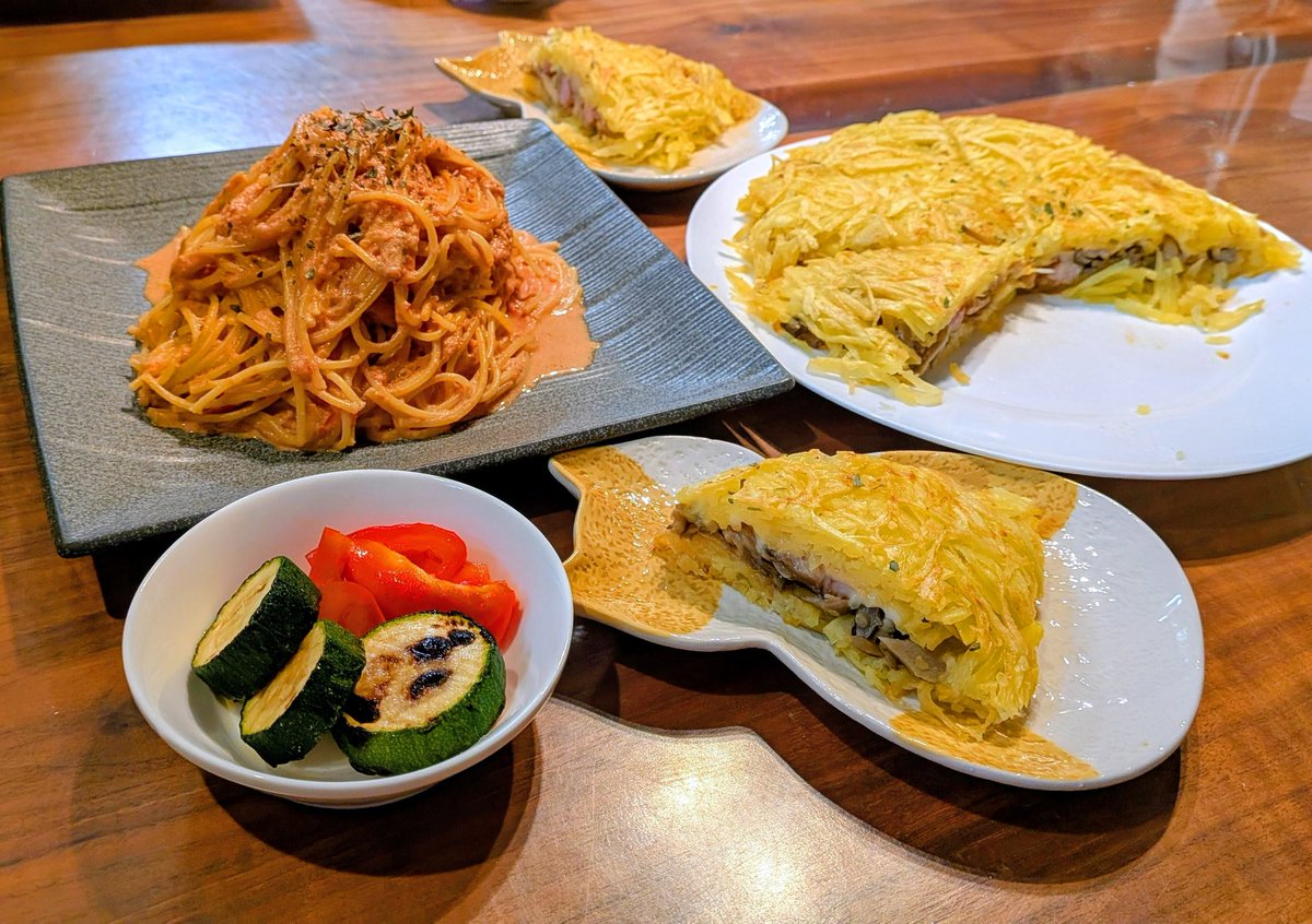 isglittering's tweet photo. 昨夜は無事に志麻さんのキッシュが完成。
チャレンジ3回目で、一番うまくいきました。いつもはひっくり返すタイミングが早すぎたみたい。焦らず待ってあげるのが大切なようです。まるで子どもとの関係のよう(笑)(私は子供を待ててないタイプ😂) そう、このキッシュは作るというより育てているのだ。 https://t.co/gAG5ObemgP