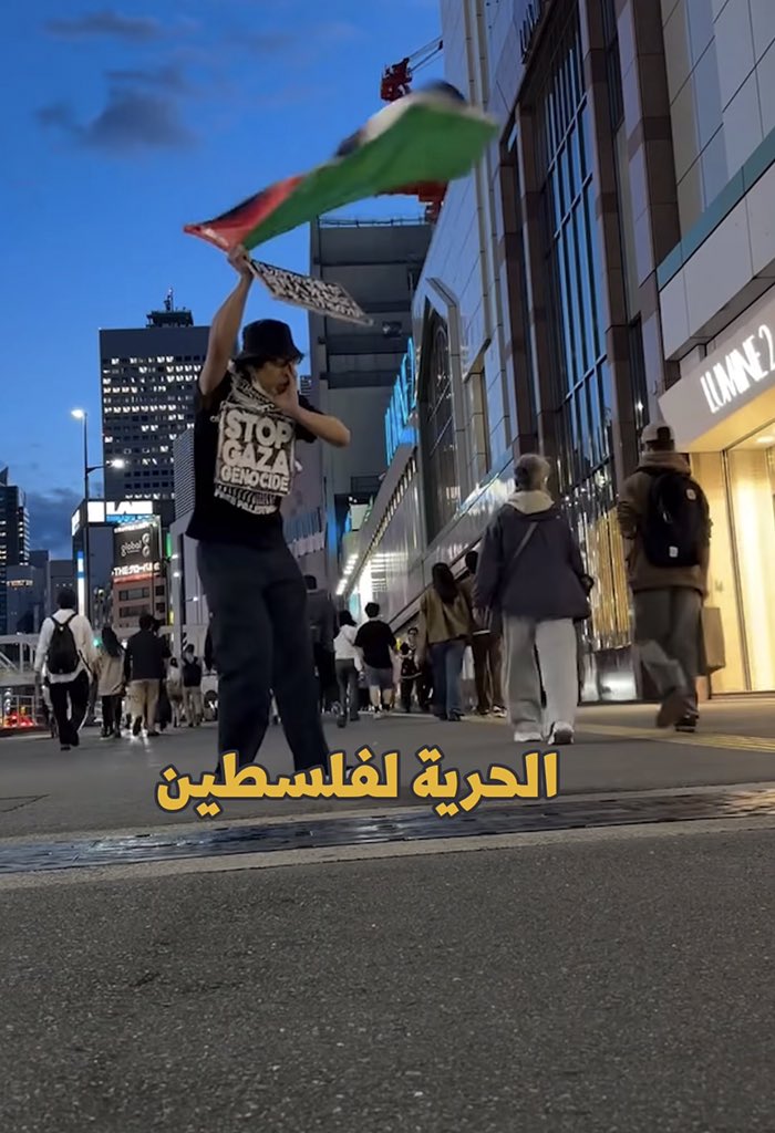 heyamvoice's tweet photo. Does anyone know who this hero is? I see you from Gaza, brave man. Thank you❤️🇵🇸

この英雄が誰なのか知っている人はいますか？ガザからあなたを見ています、勇敢な人。ありがとう。🇵🇸❤️ https://t.co/nBTzJ5hw30