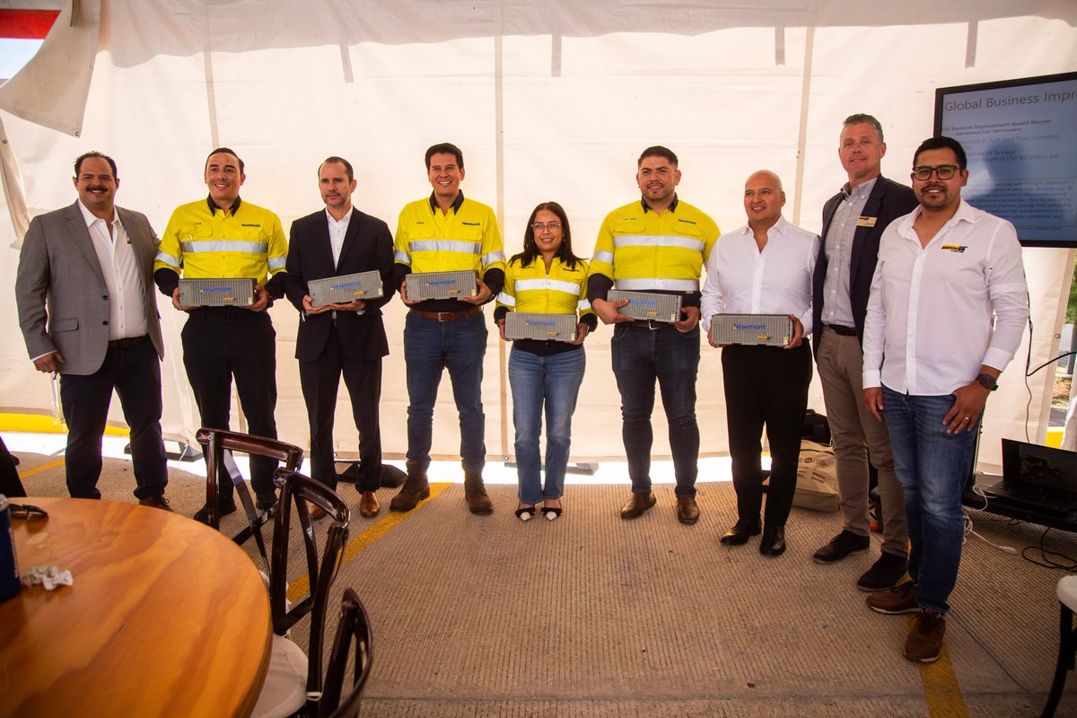 mine_academy's tweet photo. Newmont Peñasquito recibió el Global Business Improvement Award 2025 por reducir 12% el tiempo de posicionamiento de camiones y generar un ahorro estimado de 12 millones de dólares mediante capacitación con simuladores.
#Newmont #Peñasquito #ImmersiveTechnologies #Minería #Productividad #Innovación #Capacitación #MineAcademyMX