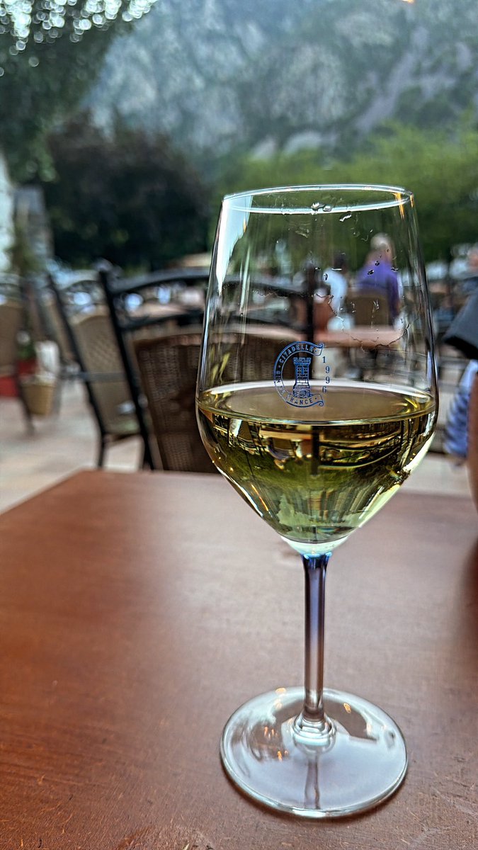 MRexech's tweet photo. Un jueves diferente…
Rock &amp; wine https://t.co/X7XnmBBFvr