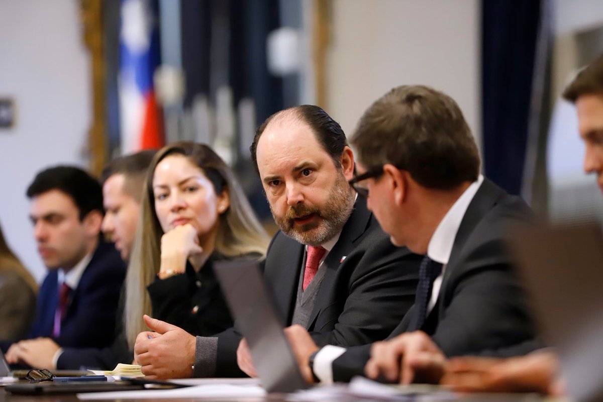 MintrabChile's tweet photo. Trabajo conjunto para crear más y mejores empleos 🇨🇱💪🏼

El ministro del Trabajo, Tomás Rau, participó de la tercera sesión de la Mesa Interministerial por el Empleo, cuyo objetivo es crear 50.000 puestos de trabajo.

Junto al biministro del @meconomia, Daniel Mas, la ministra de @MinMujeryEG, Judith Marín, y otras autoridades, anunciaron una primera medida: la disposición de 5.000 subsidios equivalentes al 50% de un sueldo mínimo para incentivar contrataciones. Los subsidios se comenzarán a implementar a mediados de julio y durarán cuatro meses.

El ministro Rau indicó que esta "es una línea de activación laboral inmediata. El Gobierno cuenta con instrumentos de mediano plazo, una de ellas es el subsidio unificado al empleo, que parte en octubre, por ley (…). La línea que estamos activando ahora es para todo tipo de trabajador. Es un primer paso, para anticiparnos a la implementación de otras medidas que tenemos como gobierno".

Los detalles de la postulación al beneficio serán oficializados en las próximas semanas.

#TrabajandoParaUsted