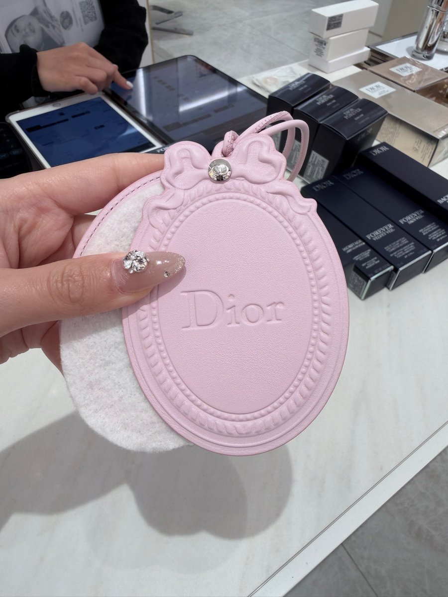 beiy711's tweet photo. 聽說是全台唯一一個

#dior #diorbeauty https://t.co/lVvQ6BBVPI