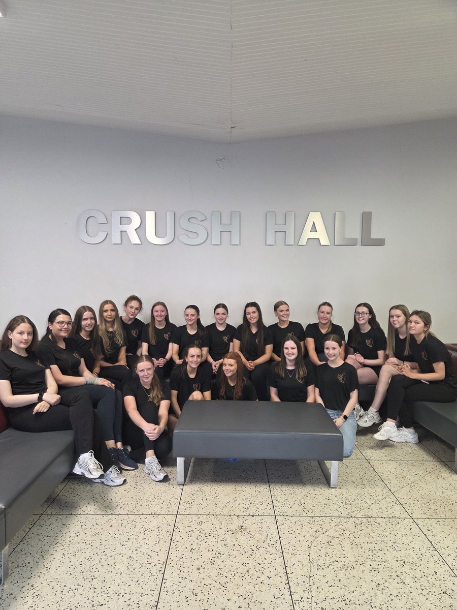 CampCorUnum's tweet photo. Thanks to our amazing @stcatssixthform leaders this week! What wonderful memories you have helped make for our new Year 8! #rolemodels #CorUnum 💚💛❤️ https://t.co/Nlw2qn8dbt