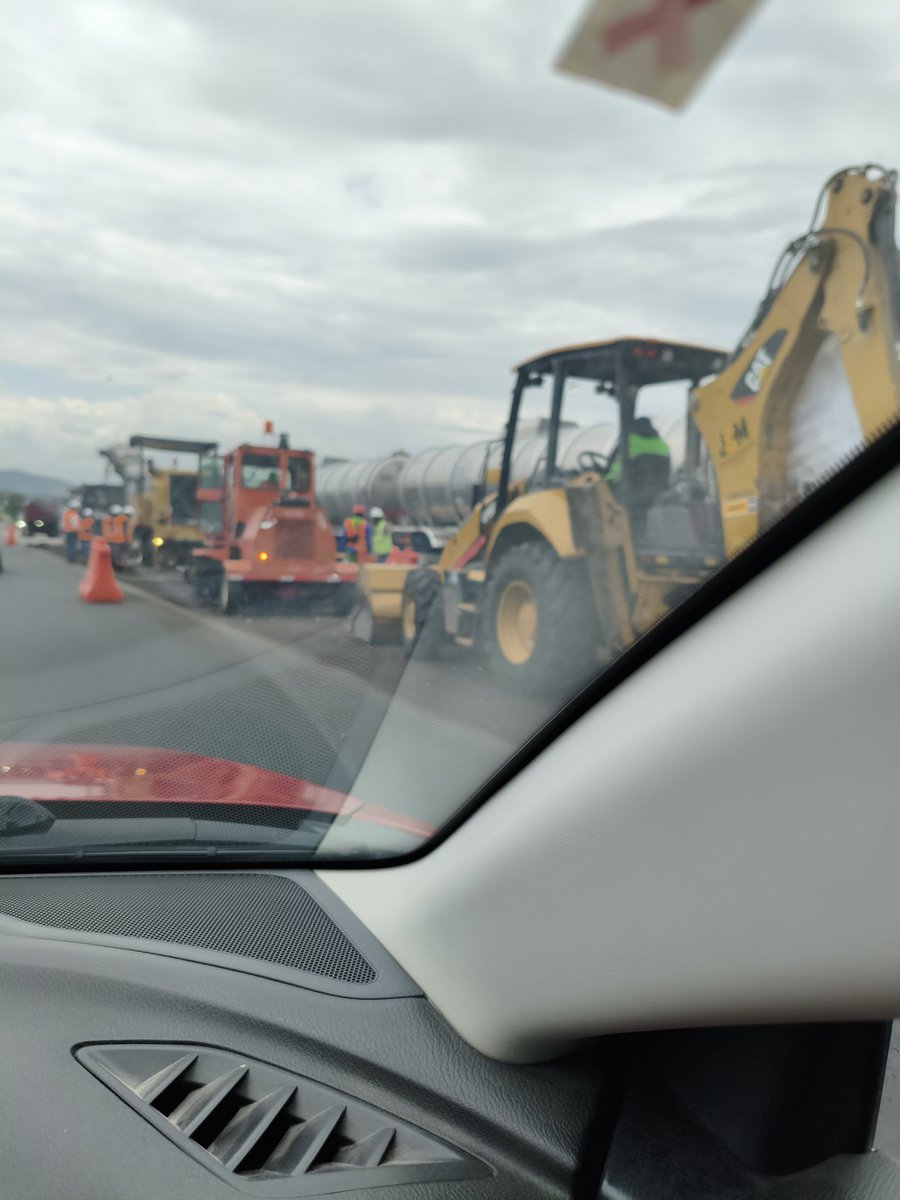 Lindoga00786451's tweet photo. @trafico889 
⚠️⚠️⚠️ Precaución!!!
Tráfico detenido y lento por reparación, en autopista México - Querétaro km124.5 dirección Palmillas https://t.co/w3jJJbwZVm