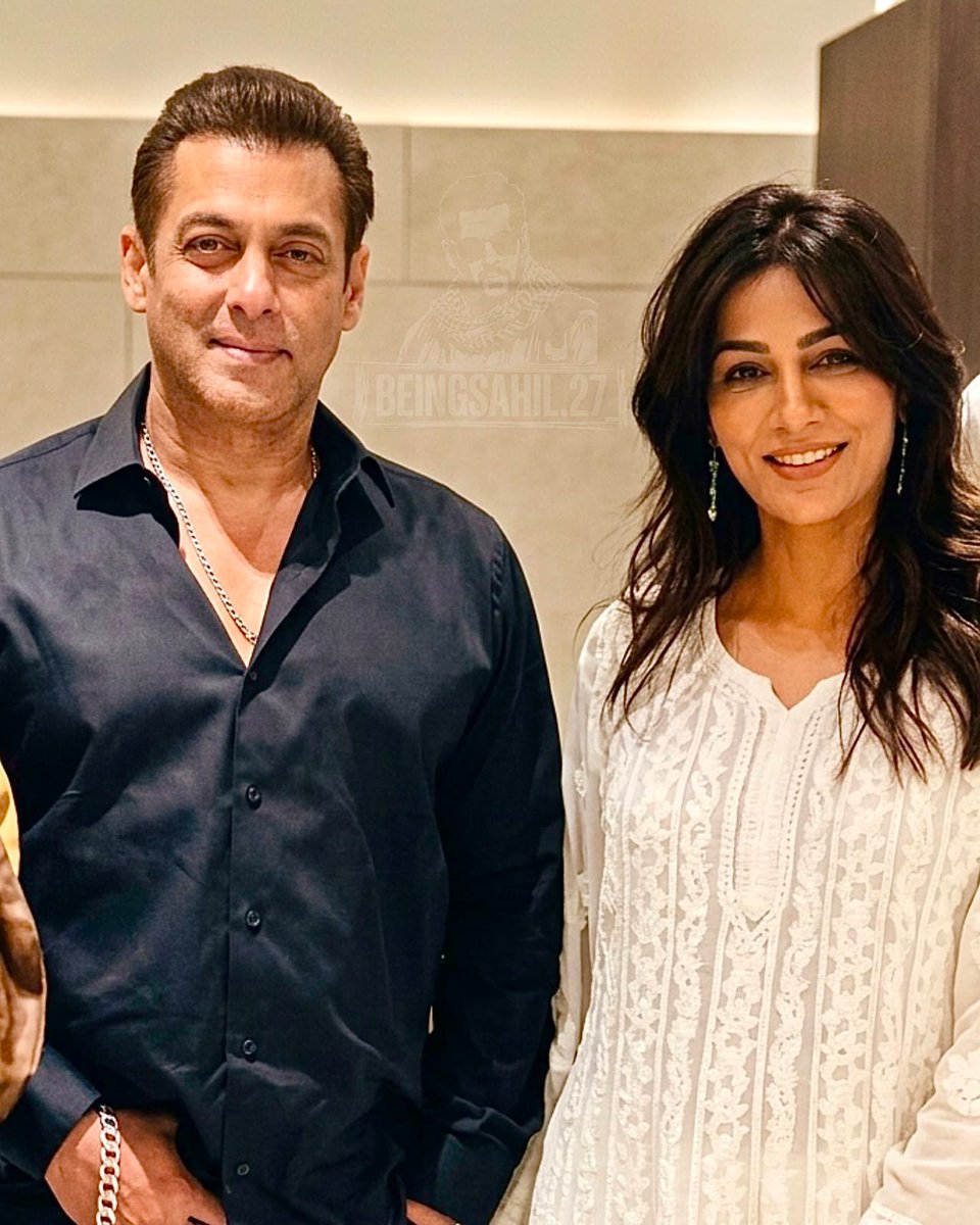 Cinema_Decoded's tweet photo. MASS UPGRADE: Get ready to witness #SalmanKhan in a hard-hitting, no-nonsense military uniform leading the 16 Bihar Regiment. Playing a fiercely patriotic, strategically brilliant commander fighting under zero-oxygen conditions means a completely transformed, grounded avatar for the Megastar. 🦖🪖 

#Maatrubhumi
