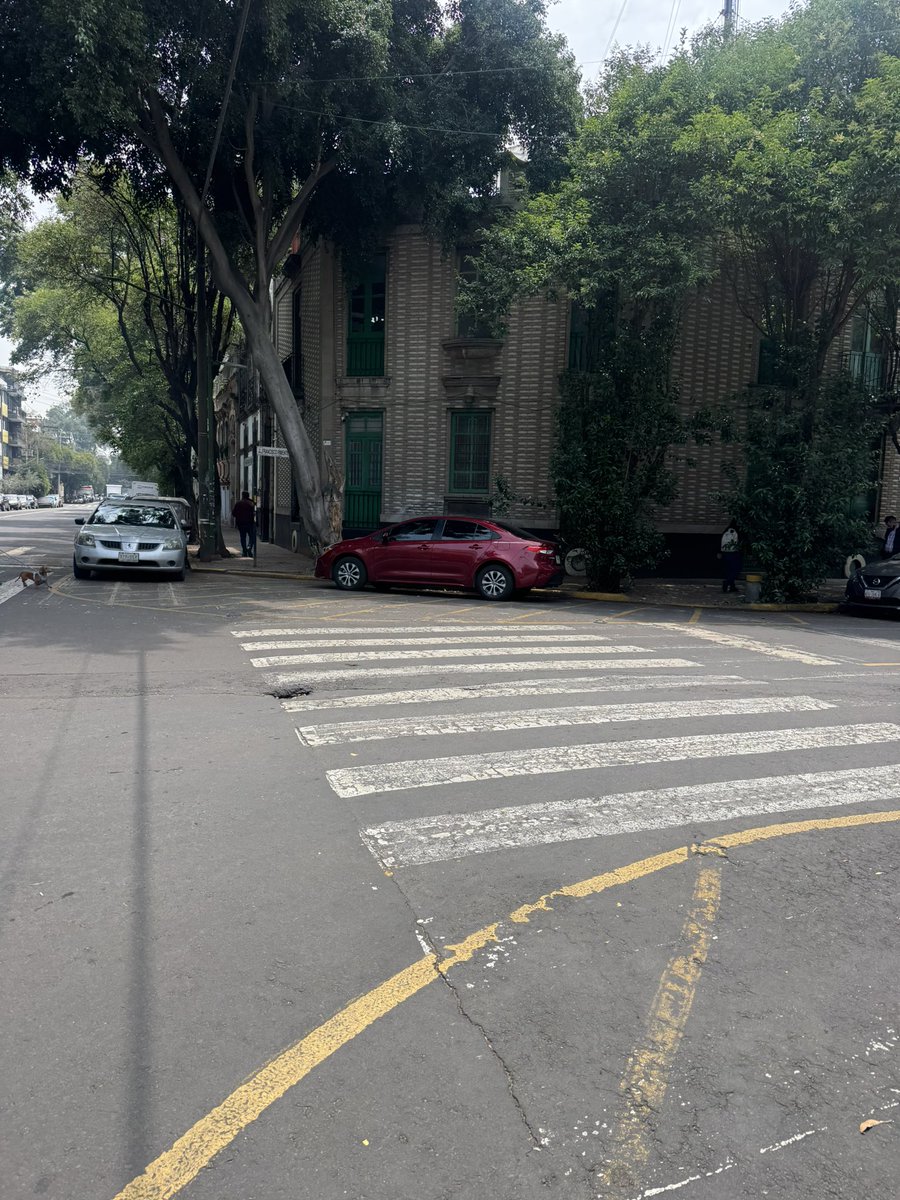 GabyMartinez's tweet photo. Buenas tardes, se solicita apoyo para retirar autos bloqueando las 4 esquinas del cruce de Manuel María Contreras y Francisco Pimentel, Col. San Rafael. @OVIALCDMX @AlcCuauhtemocMx @UCS_GCDMX @locatel_mx https://t.co/1yNv0HyOrf