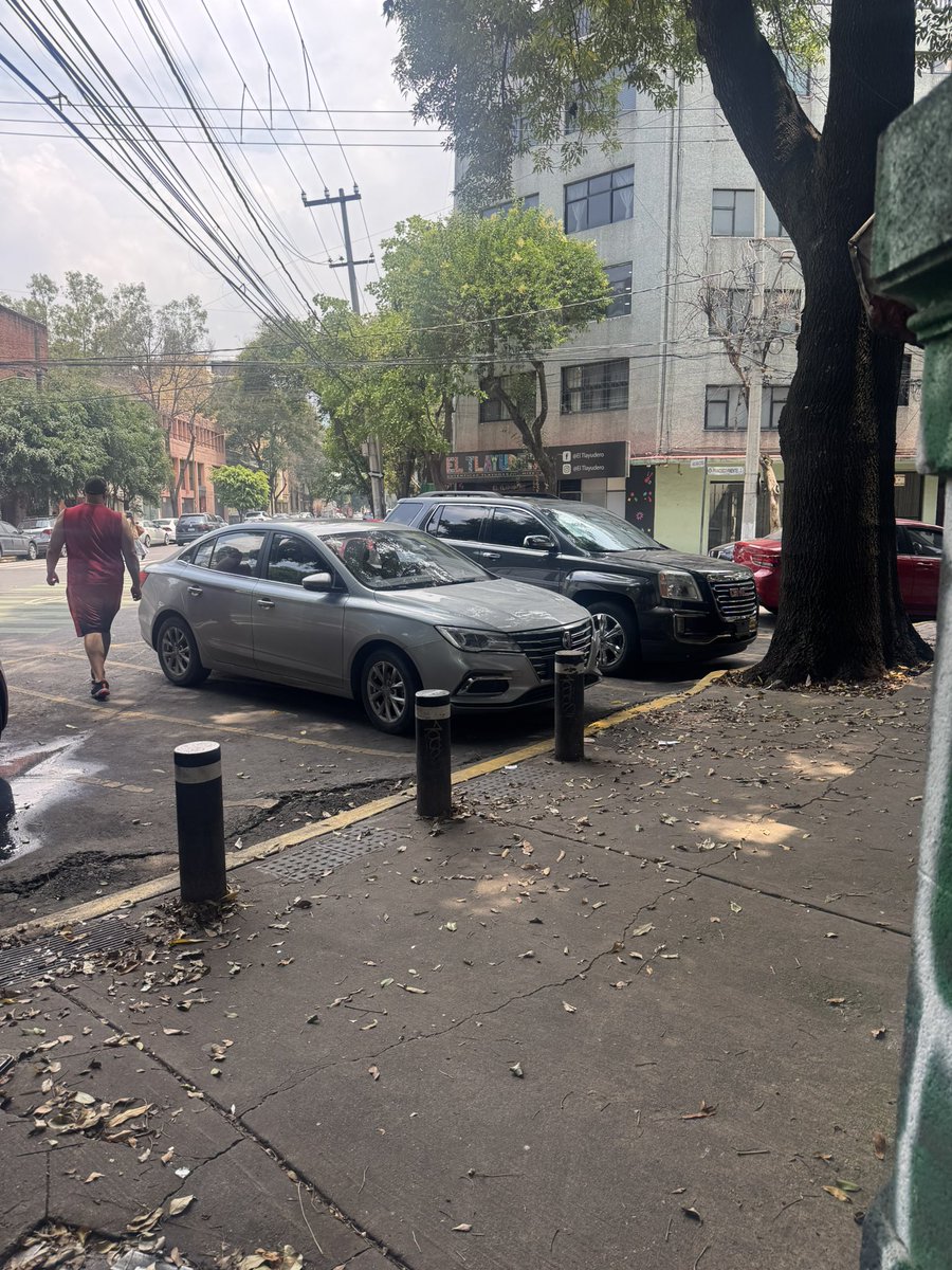 GabyMartinez's tweet photo. Buenas tardes, se solicita apoyo para retirar autos bloqueando las 4 esquinas del cruce de Manuel María Contreras y Francisco Pimentel, Col. San Rafael. @OVIALCDMX @AlcCuauhtemocMx @UCS_GCDMX @locatel_mx https://t.co/1yNv0HyOrf