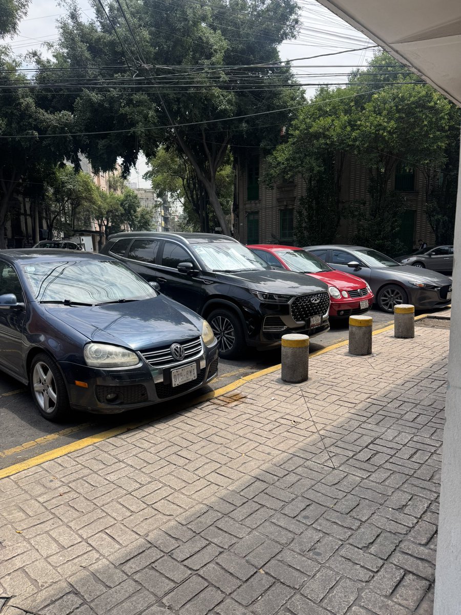 GabyMartinez's tweet photo. Buenas tardes, se solicita apoyo para retirar autos bloqueando las 4 esquinas del cruce de Manuel María Contreras y Francisco Pimentel, Col. San Rafael. @OVIALCDMX @AlcCuauhtemocMx @UCS_GCDMX @locatel_mx https://t.co/1yNv0HyOrf