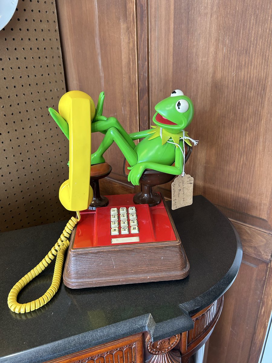 jonathanmb32's tweet photo. Getting a landline again just so I can use the Kermit phone https://t.co/1yILVGYi8p