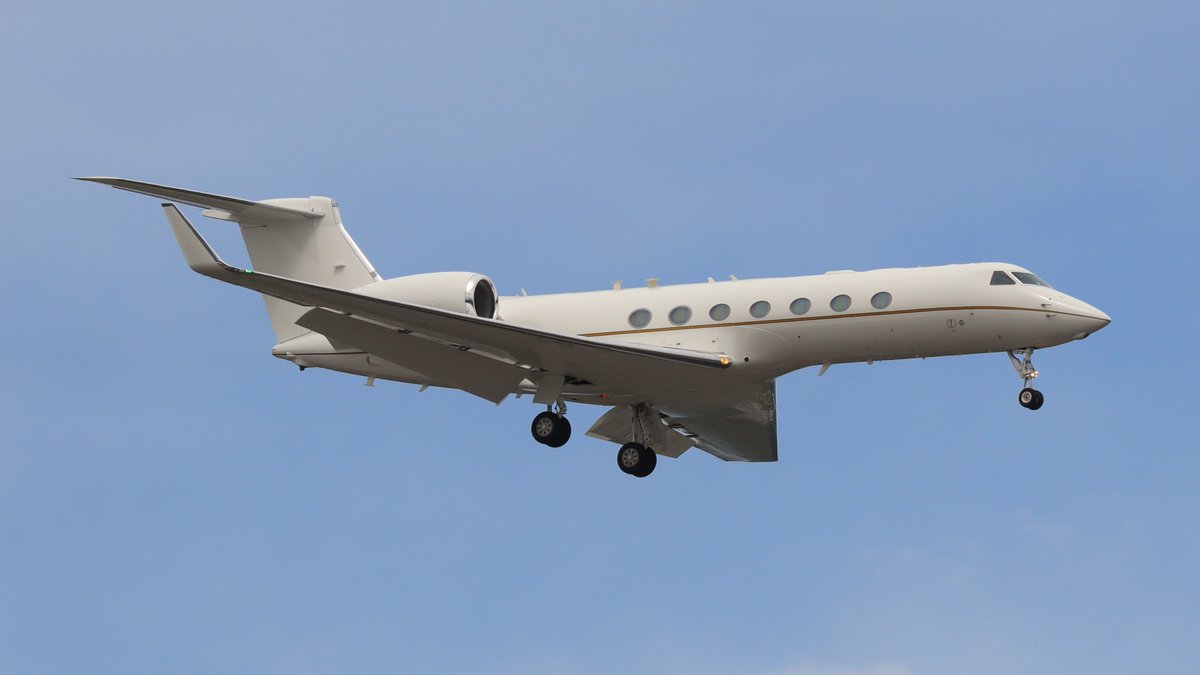 MARR_Airplanes's tweet photo. A Grumman Gulfstream no tail number and a Lear jet 35 out of Scott Field Missouri landing runway 19 right @Andrews_JBA .
#featured #planespottingbe #aviationphotography #aviationphotography #avgeek #planespotter #avgeeks https://t.co/YpvXstWuEP