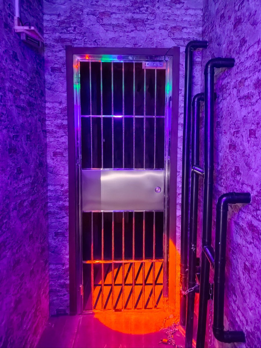babzaramma's tweet photo. [Locked in a themed escape room! Need to decode 3 clues in 45 mins to escape. Wish me luck! ]， https://t.co/IwnoX1aO4w