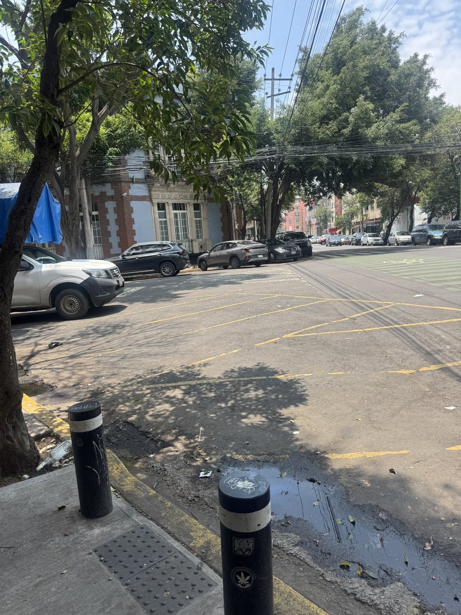 GabyMartinez's tweet photo. Buenas tardes, se solicita apoyo para retirar autos bloqueando paso peatonal de ambos lados del cruce de Joaquín García Icazbalceta y Manuel María Contreras, Col. San Rafael. @OVIALCDMX @AlcCuauhtemocMx @UCS_GCDMX @locatel_mx https://t.co/MJAOUbCL75