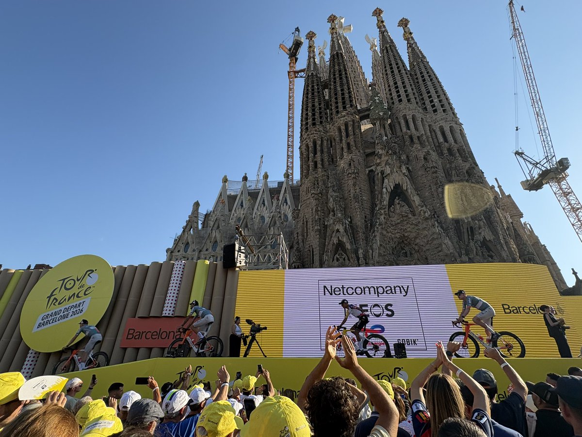 joseprull's tweet photo. Als peus de la Sagrada Família, hem donat la benvinguda als equips del Tour de França.

Per primera vegada a la història, la cursa sortirà de Barcelona i recorrerà les primeres etapes pel nostre país.

Una oportunitat extraordinària per projectar Catalunya al món des de l’esport. https://t.co/viWhcUS6vX