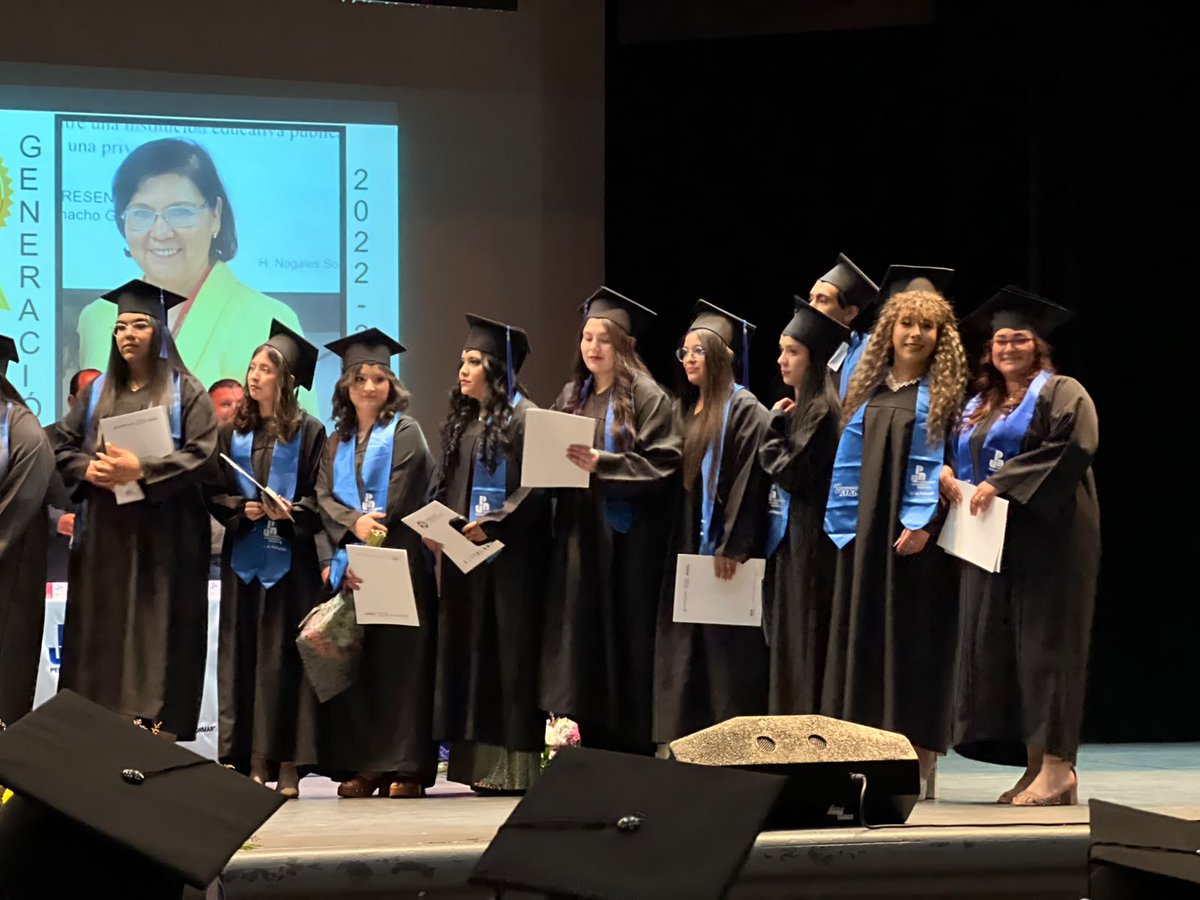 cresonsonora's tweet photo. ✨🎓 ¡Se graduó la generación 2022-2026 de UPN Nogales! 🎓✨

51 egresadas y egresados de las licenciaturas en Pedagogía y en Intervención Educativa recibieron sus constancias de terminación de estudios, en presencia de sus seres queridos, docentes, y padrinos de generación. 👏 https://t.co/Xfam8v43g0